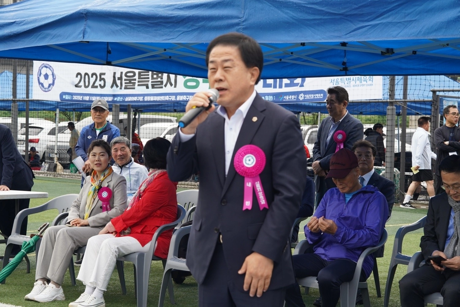 지난 11일과 12일 성동구 살곶이체육공원 축구장에서 열린 ‘서울시 7080 장수축구대회’ 에 참석한 김용호 서울시의원이 인사말을 하고 있다.