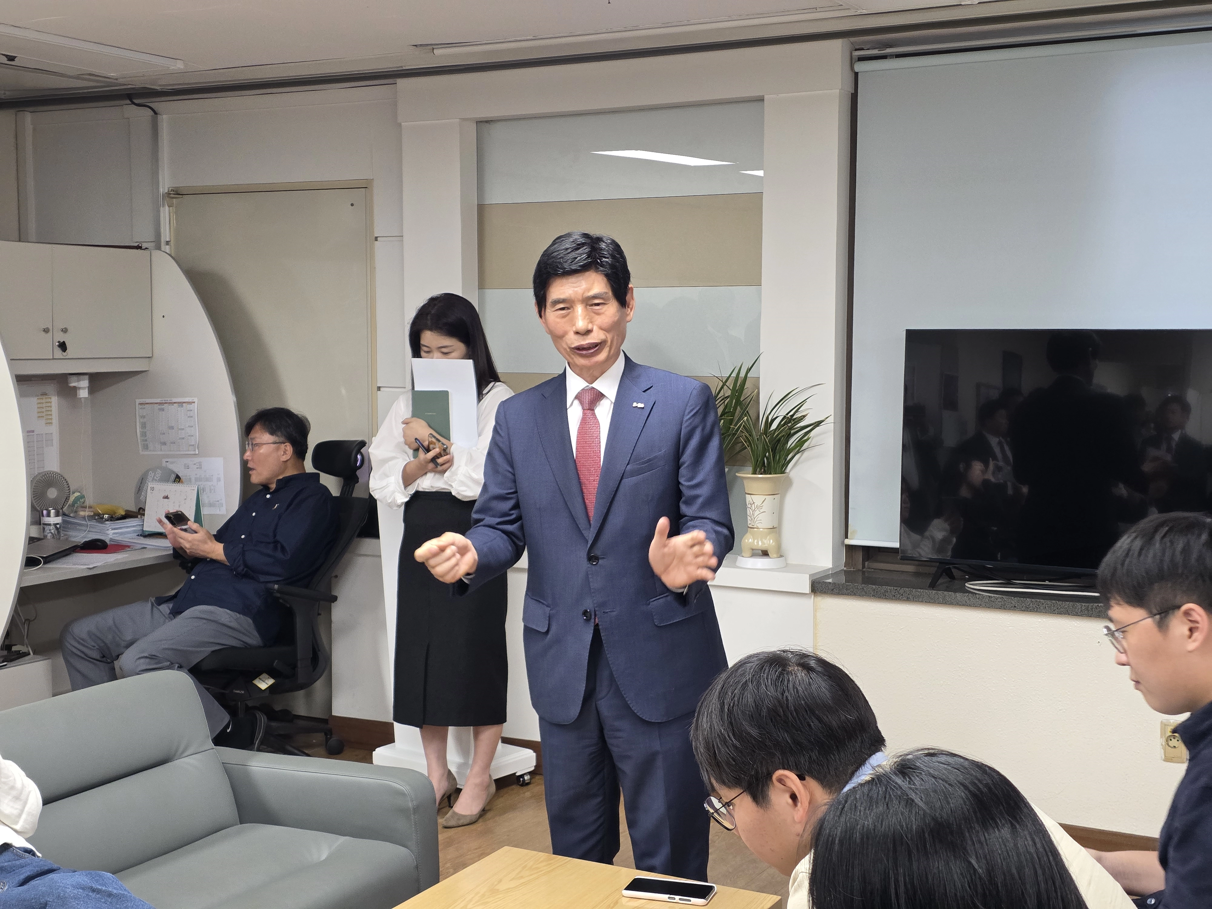 이태훈 대구 달서구청장이 13일 오전 시청 기자실을 찾아 대구시 신청사 건립과 관련한 입장을 밝히고 있다. 2025. 10. 13. 민경석 기자