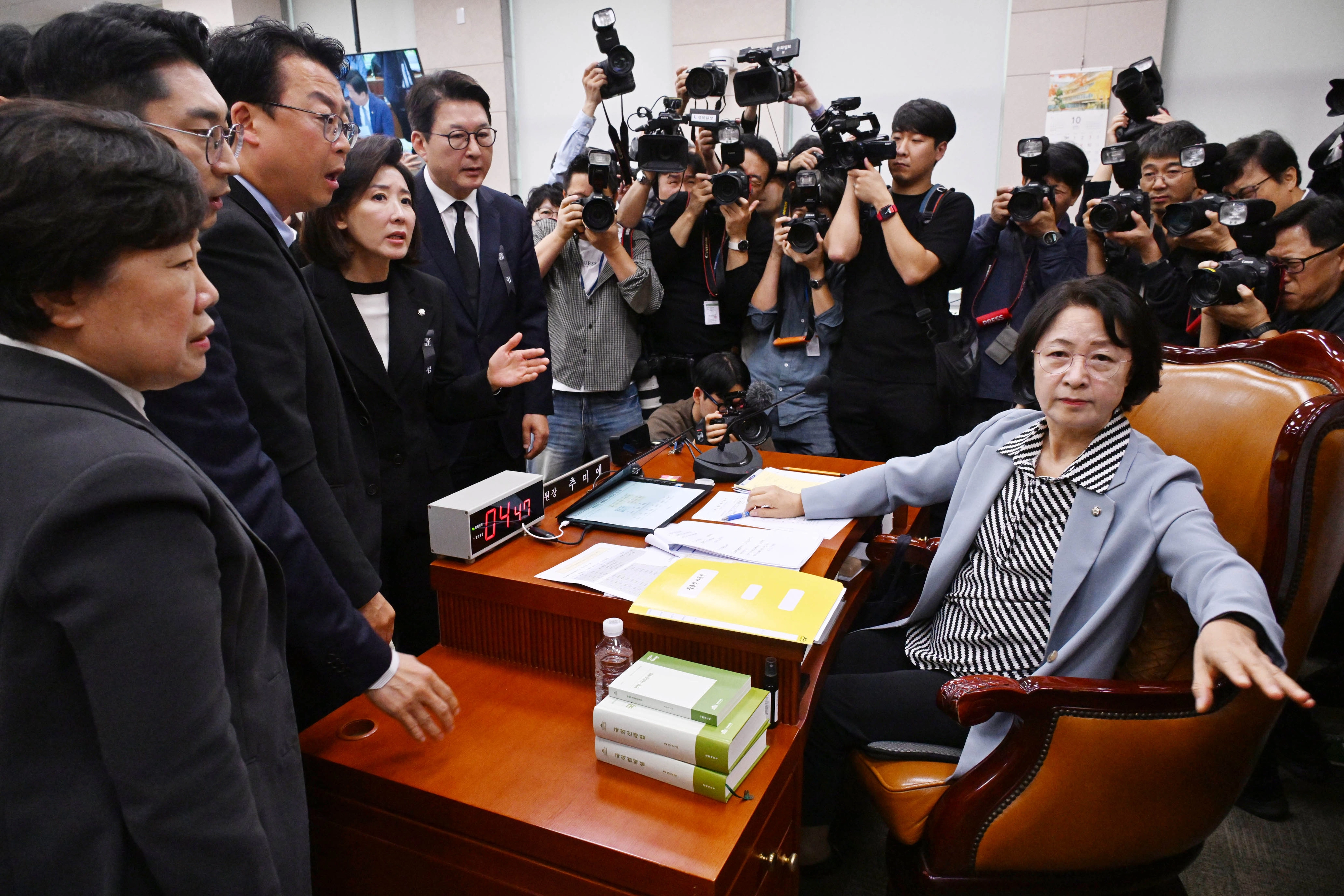 법사위 소속 국민의힘 의원들이 추미애(오른쪽) 법사위원장에게 조 대법원장의 이석을 요구하며 항의하는 모습.
안주영 전문기자