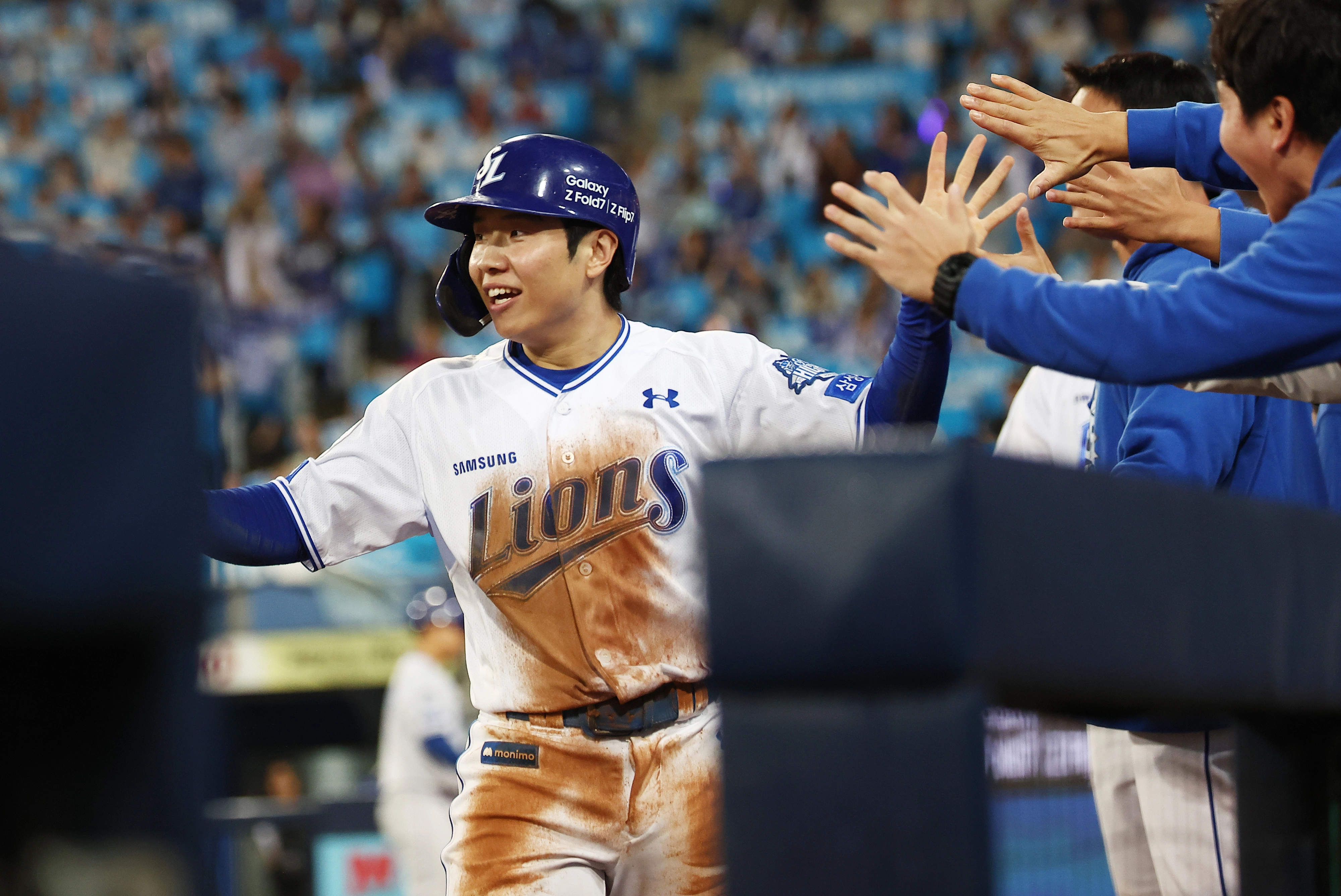 앞서가는 삼성  13일 대구 삼성라이온즈파크에서 열린 2025 KBO 프로야구 포스트시즌 준플레이오프 3차전 SSG 랜더스와 삼성 라이온즈의 경기. 3회말 2사 1,3루 삼성 김성윤 타격 때 SSG 고명준이 1루 수비 공을 놓치자 홈으로 들어온 삼성 김지찬이 기뻐하고 있다. 025.10.13 대구 연합뉴스