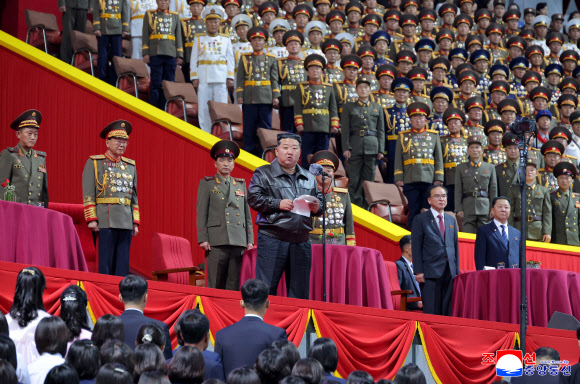 북한 김정은 국무위원장이 지난 12일 당창건 80돌 경축 행사 참가자들과 보장성원들을 격려하고 그들과 함께 대집단체조와 예술공연 ‘조선로동당 만세’를 함께 관람했다고 조선중앙통신이 13일 보도했다. 2025.10.13. 평양 조선중앙통신 연합뉴스