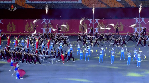 김정은 북한 국무위원장이 지난 12일 노동당 창건 80주년 경축행사 참가자들을 축하격려하고 대집단체조와 예술공연을 함께 관람했다고 조선중앙TV가 13일 보도했다. 2025.10.13. 조선중앙TV화면 연합뉴스