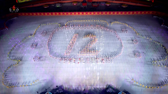 김정은 북한 국무위원장이 지난 12일 노동당 창건 80주년 경축행사 참가자들을 축하격려하고 대집단체조와 예술공연을 함께 관람했다고 조선중앙TV가 13일 보도했다. 2025.10.13. 조선중앙TV화면 연합뉴스