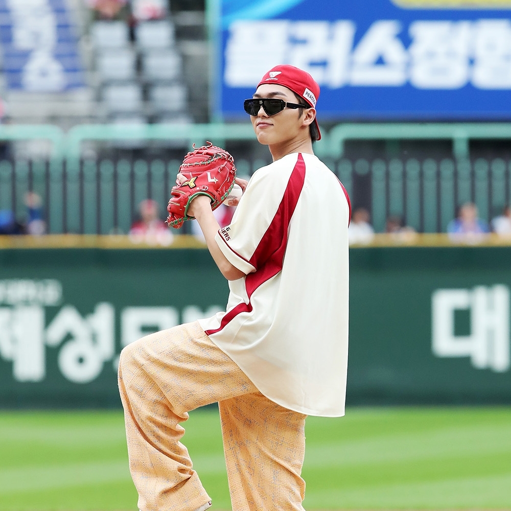 지난 9일 KBO 준플레이오프 1차전 삼성라이온즈와 SSG랜더스 간 맞대결에서 SSG 측 승리기원 시구자로 나선 배우 최현욱. SSG랜더스 제공