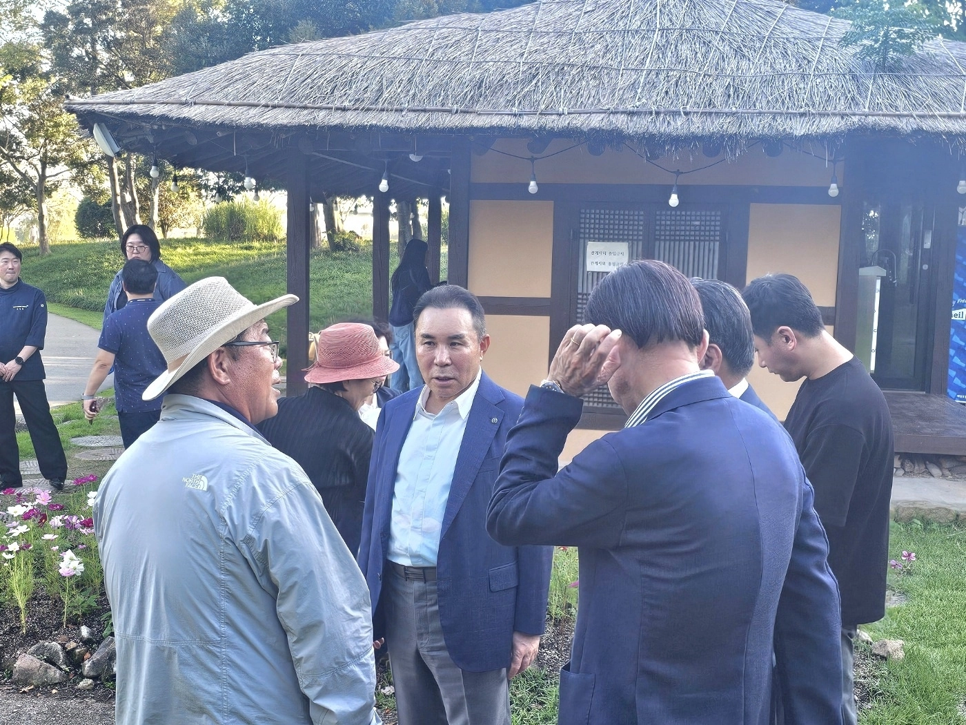 윤홍근 BBQ그룹 회장이 순천만국가정원에서 업무 추진 현황 설명을 듣고 있다.