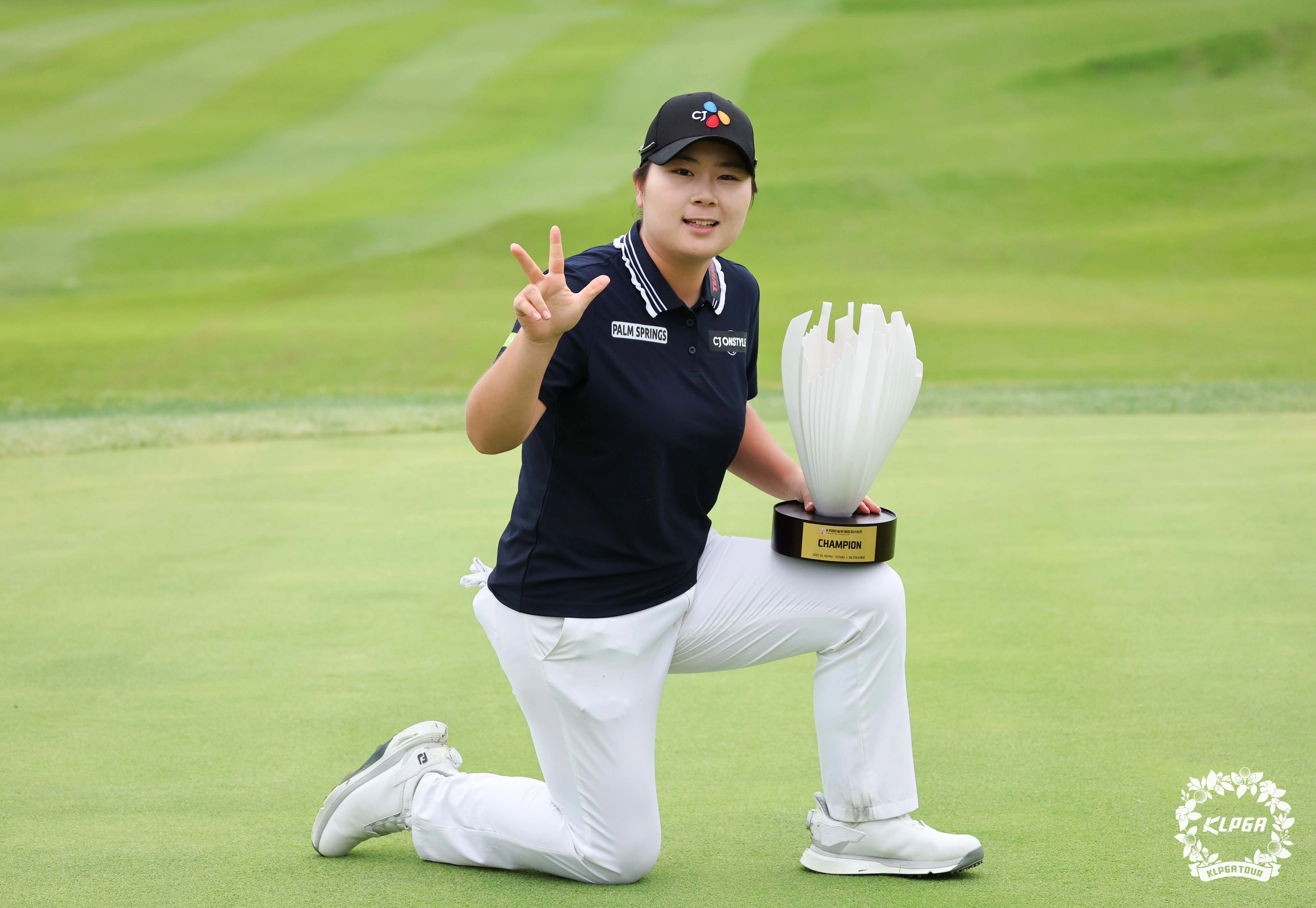 트로피와 기념 촬영하는 홍정민  트로피와 기념 촬영하는 홍정민
    (서울=연합뉴스) 홍정민이 12일 경기 용인시 88컨트리클럽에서 열린 K-FOOD 놀부 화미 마스터즈에서 우승한 뒤 트로피를 들고 기념 촬영하고 있다. 2025.10.12 [KLPGT 제공. 재판매 및 DB 금지]
    photo@yna.co.kr
(끝)


<저작권자(c) 연합뉴스, 무단 전재-재배포, AI 학습 및 활용 금지>
