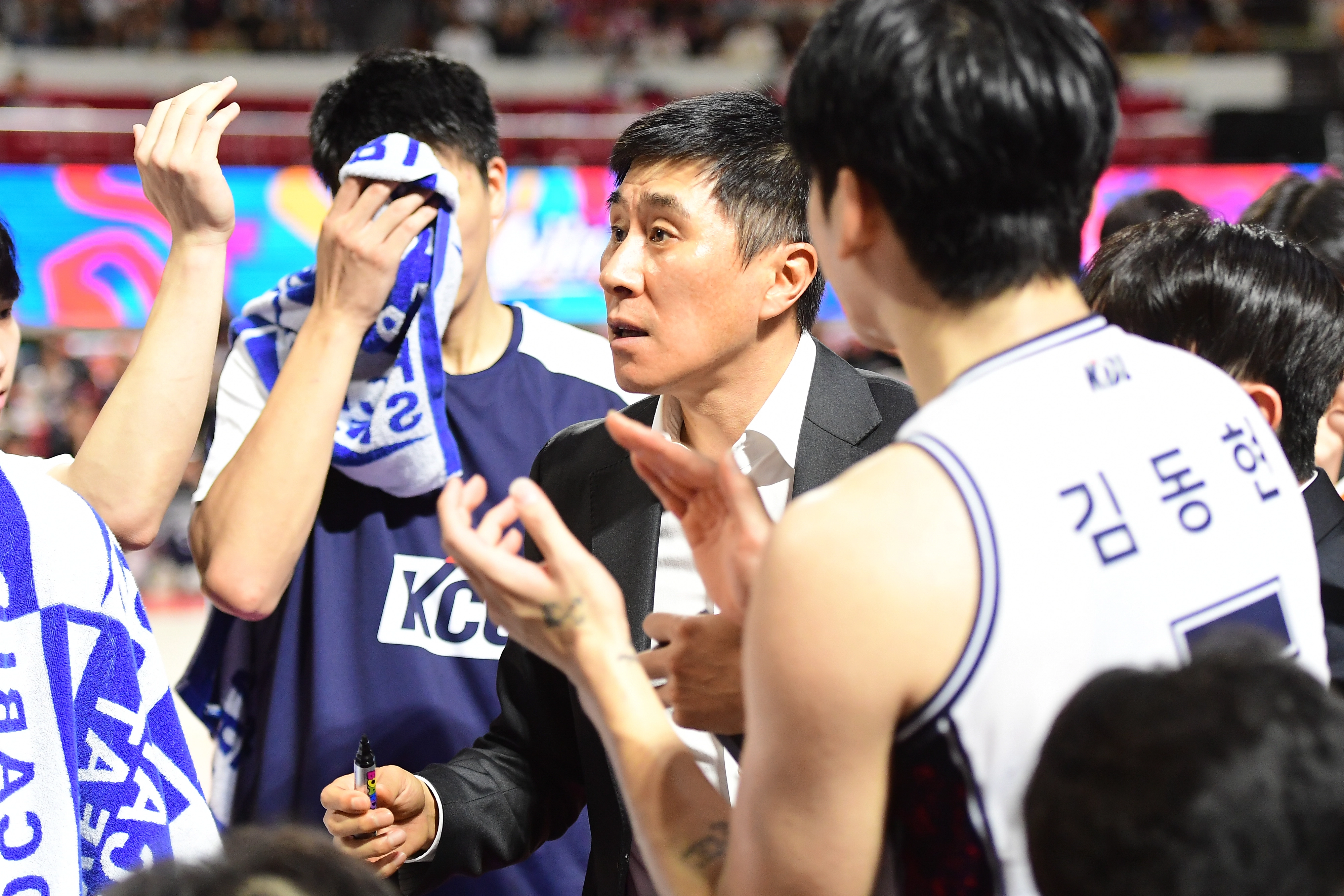 이상민 부산 KCC 감독이 13일 서울 잠실학생체육관에서 열린 2025~25 프로농구 정규시즌 서울 SK와의 원정 경기에서 작전을 지시하고 있다. KBL 제공