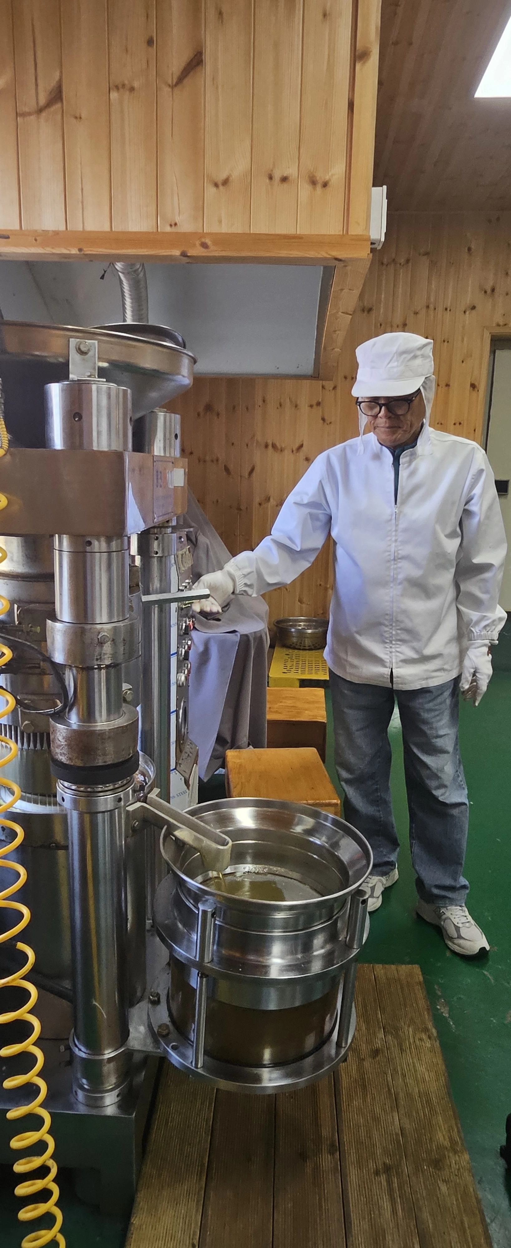 동백마을 방앗간에서 동백기름을 기계에서 짜고 있는 오윤탁 경제총괄이사의 모습. 제주 강동삼 기자