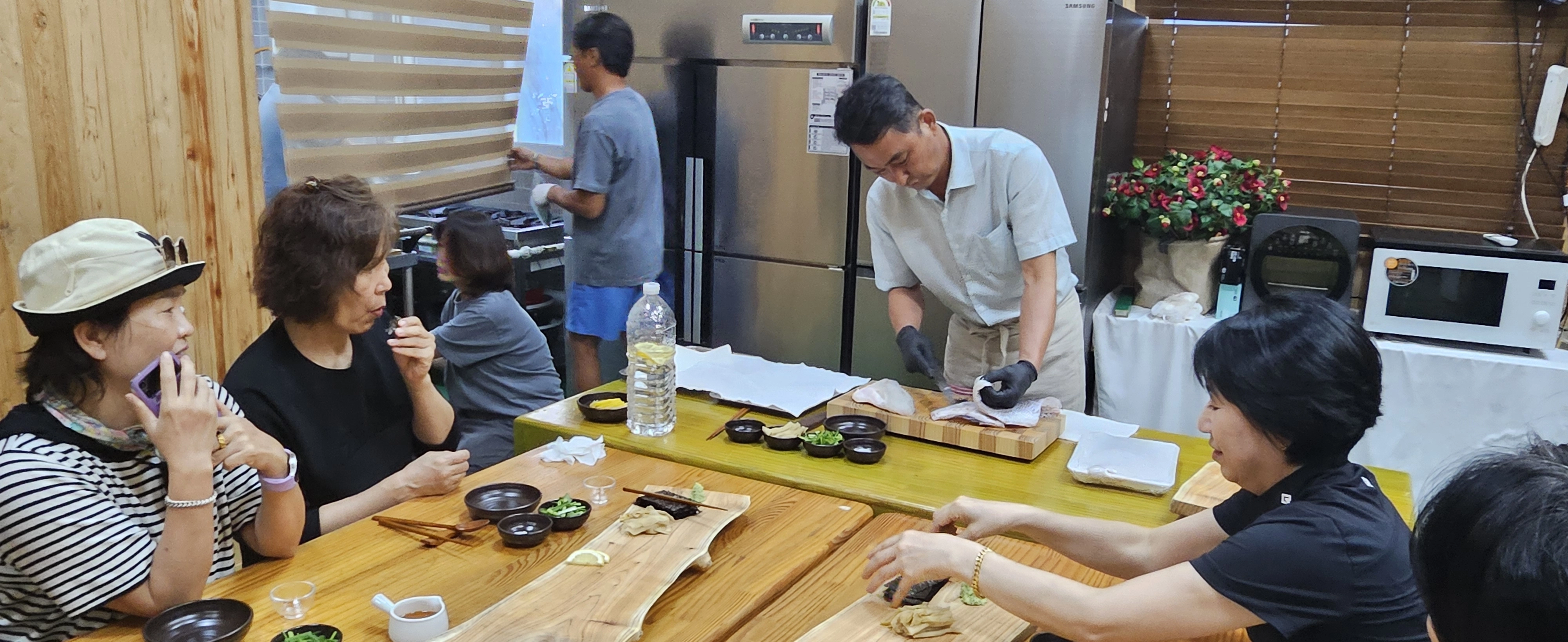 오동정 동백고장보전연구회 회장이 참돔회를 떠서 오마카세 성찬을 준비하고 있다. 동백마을에선 금방 짜낸 동백기름으로 참돔회를 찍어 먹는 독특한 체험이 인기를 끌고 있다. 제주 강동삼 기자