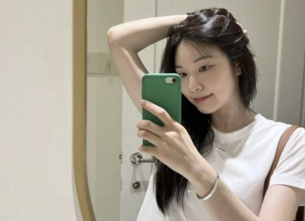 구형 아이폰을 들고 찍은 김연아. 인스타그램