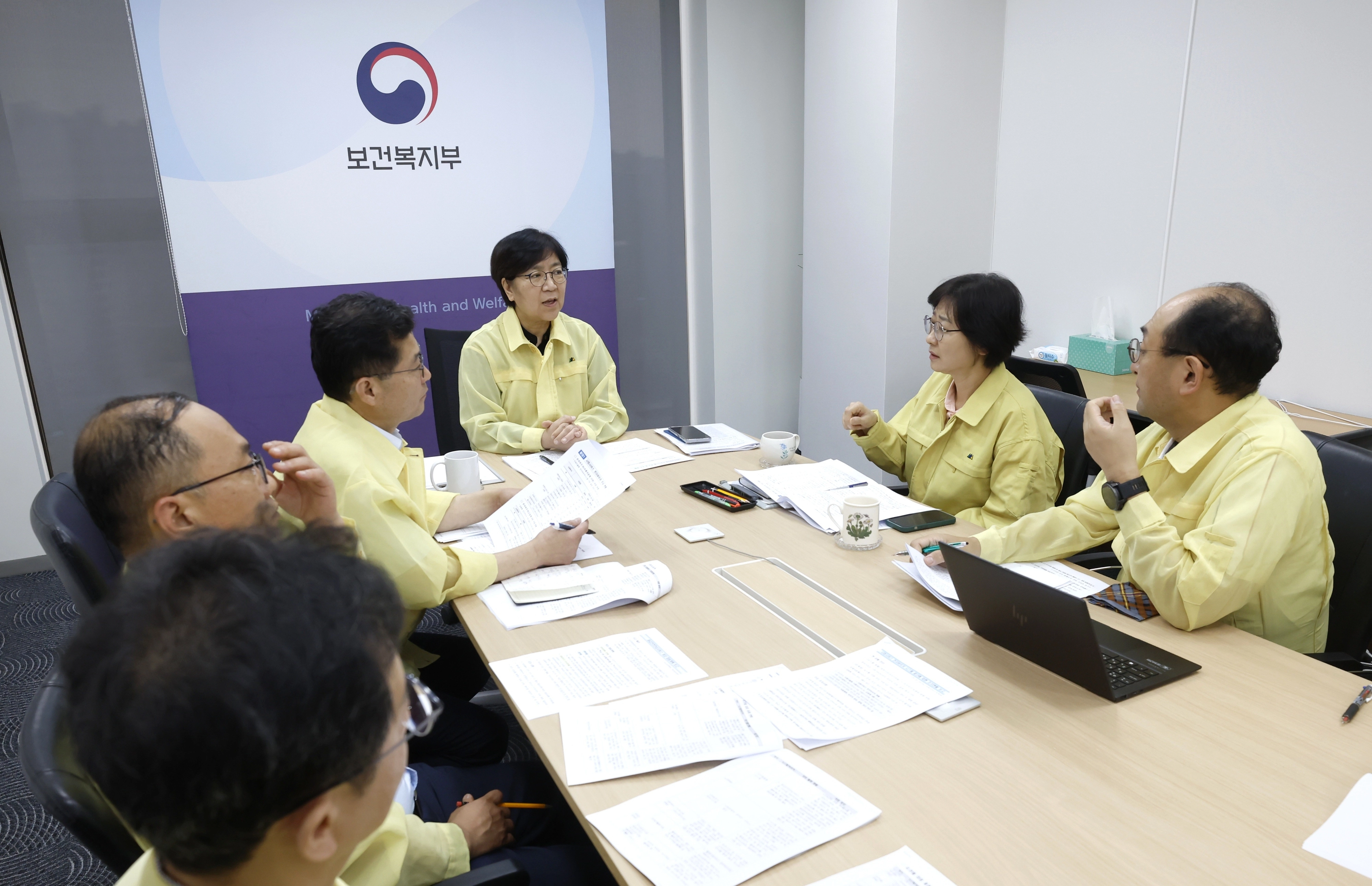 정은경 보건복지부 장관과 직원들이 지난 2일 위기상황대응본부 회의를 열고 행정정보시스템 복구 상황을 점검하고 있다. 연합뉴스