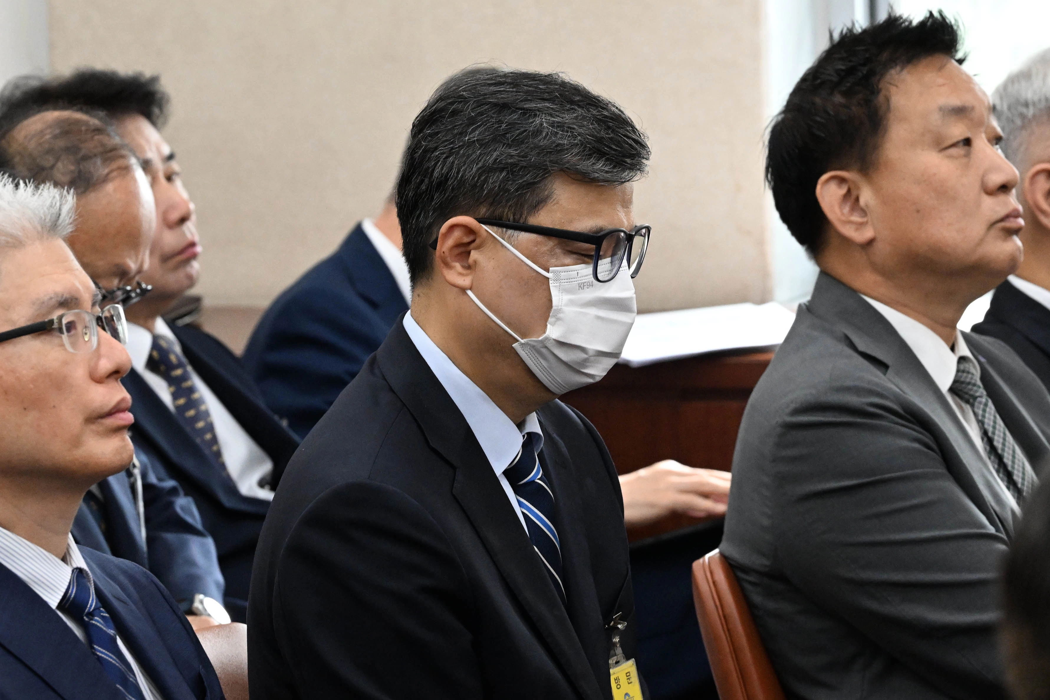 ‘얼굴 비공개’로 논란을 빚어온 진실·화해를 위한 과거사 정리위원회의 황인수 조사 1국장이 14일 국회에서 열린 행정안전위원회 국정감사에서 신정훈 위원장의 발언을 들으며 고개를 숙이고 있다. 2025.10.14 홍윤기 기자