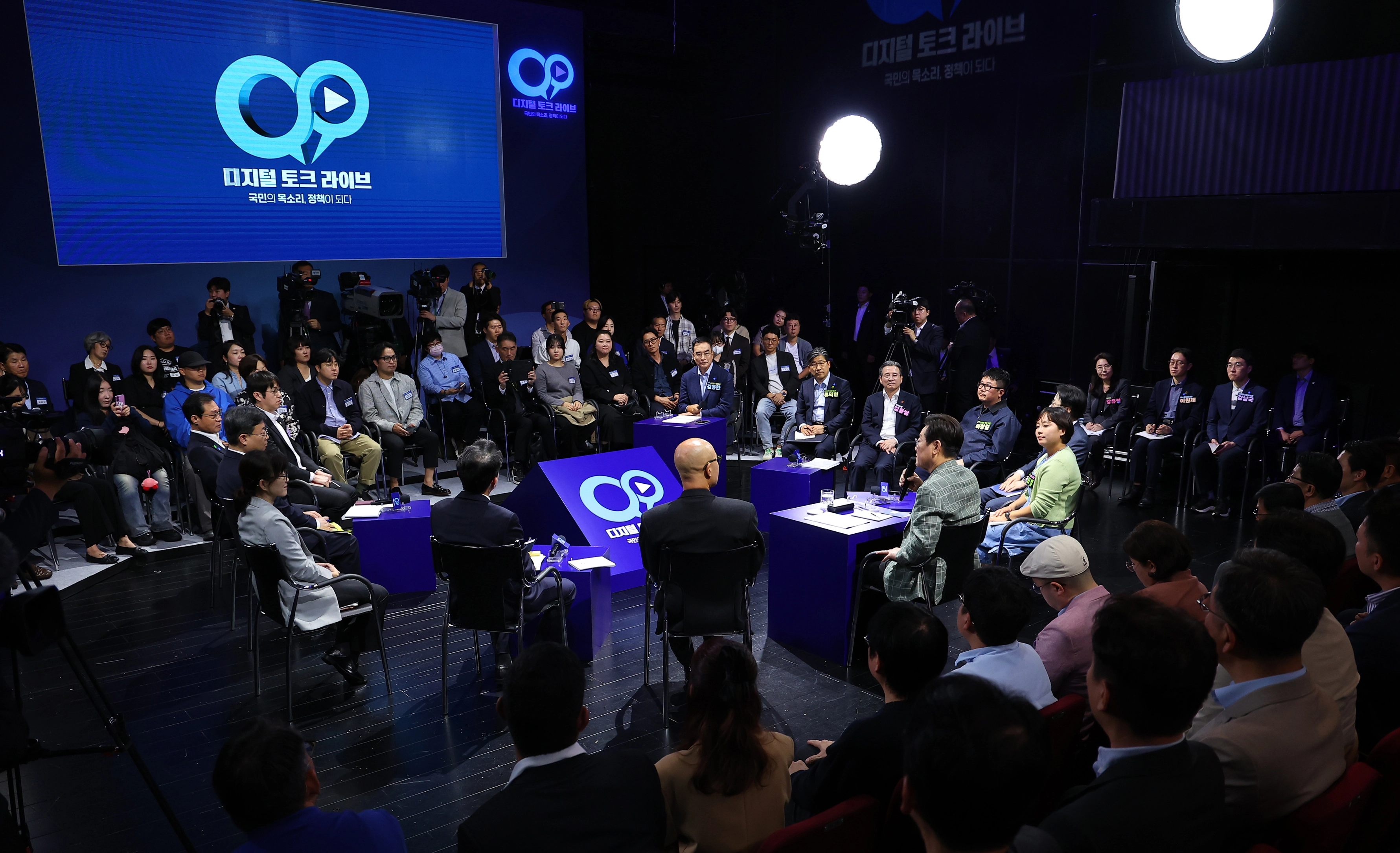 이재명 대통령이 14일 서울 동대문구 콘텐츠문화광장에서 열린 디지털토크라이브 ‘국민의 목소리, 정책이 되다’에서 발언하고 있다. 뉴시스