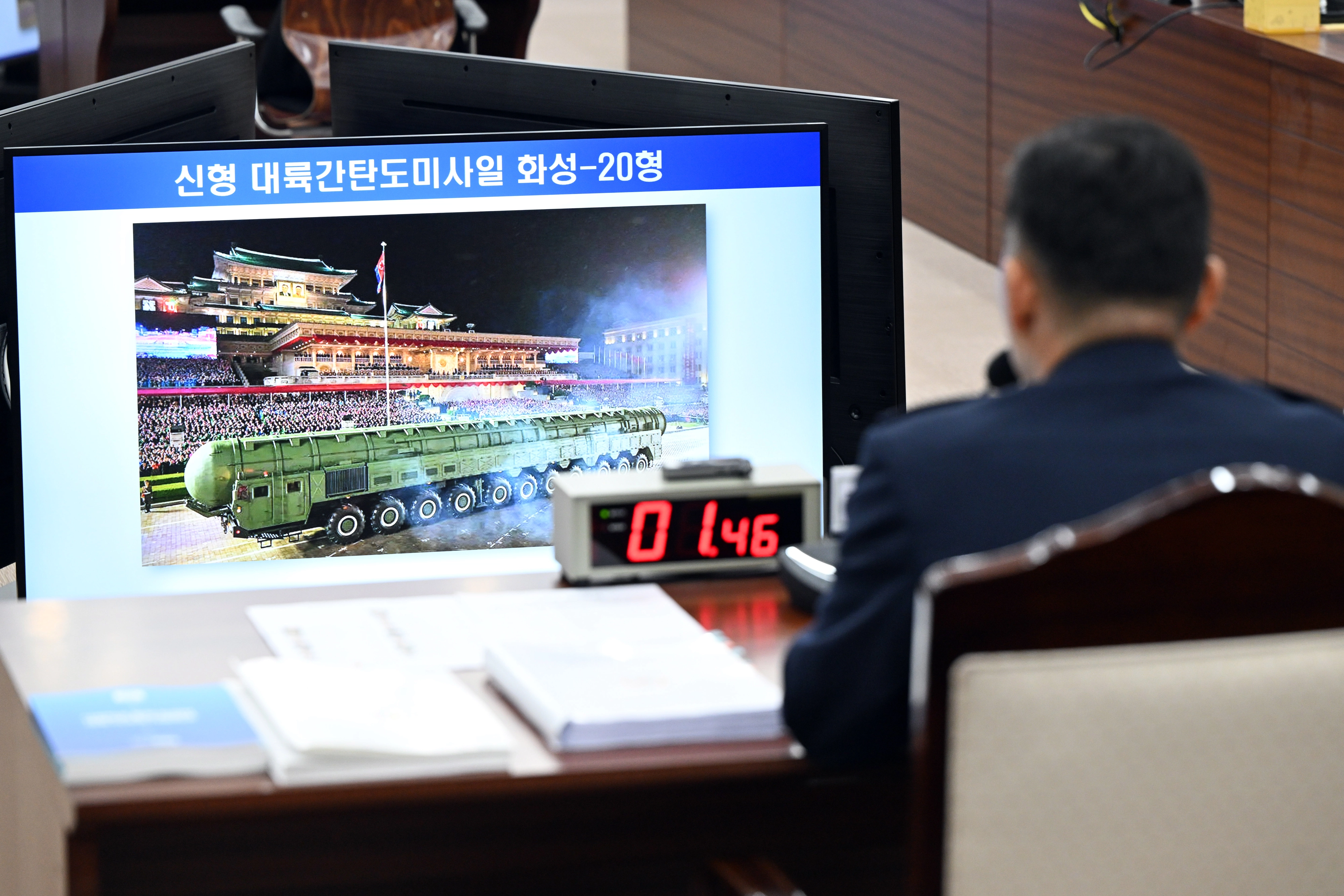 북한이 공개한 무기 사진 보는 진영승 합참의장  진영승 합동참모본부 의장이 14일 서울 용산구 합동참모본부에서 열린 2025년 국정감사에서 북한이 공개한 신형 대륙간탄도미사일 화성-20형 사진을 보고 있다. 2025.10.14 국회사진기자단