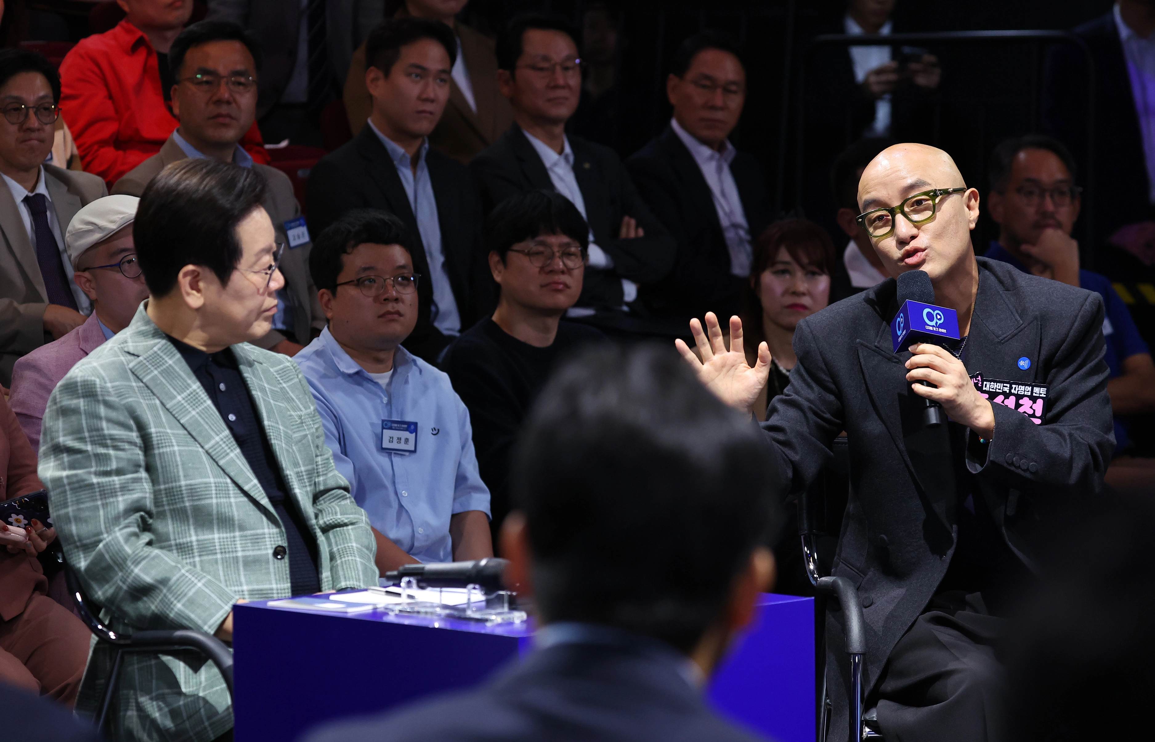 방송인 홍석천 발언 듣는 이재명 대통령  이재명 대통령이 14일 서울 동대문구 콘텐츠문화광장에서 열린 디지털토크라이브 ‘국민의 목소리, 정책이 되다’에서 방송인 홍석천의 발언을 듣고 있다. 대통령실통신사진기자단 2025.10.14.