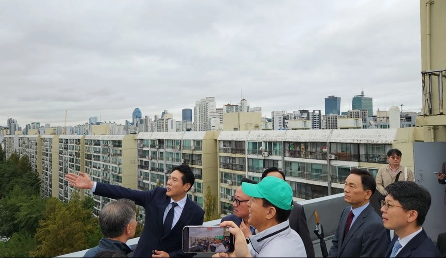 이날 김길영 의원은 아파트 옥상과 복도 등 노후시설을 점검하고 지역 주민 200여명과 함께 주민 간담회를 가졌다.