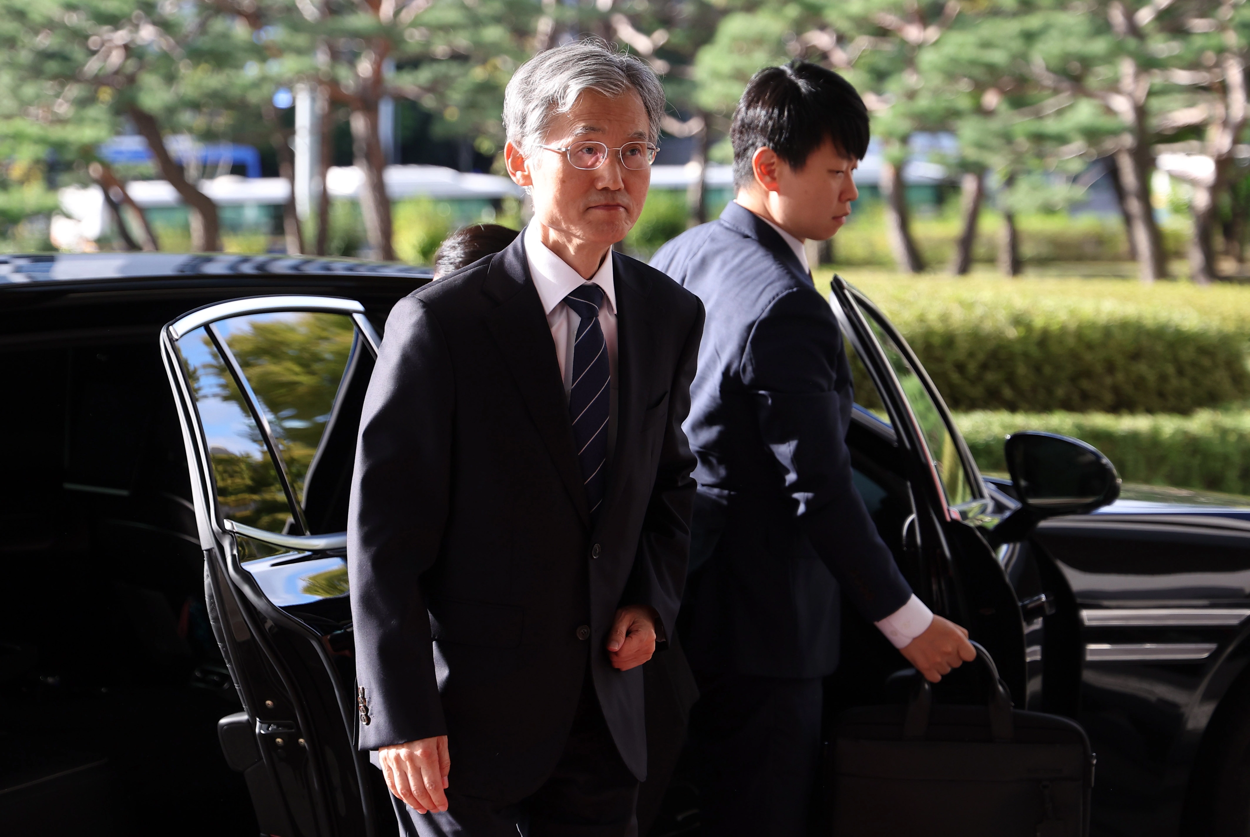 대법원 등청하는 조희대 대법원장  조희대 대법원장이 15일 서울 서초구 대법원으로 출근하고 있다. 뉴시스