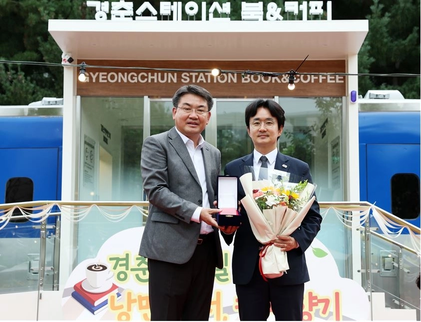 오승록 노원구청장으로부터 감사패를 수상한 서준오 서울시의원