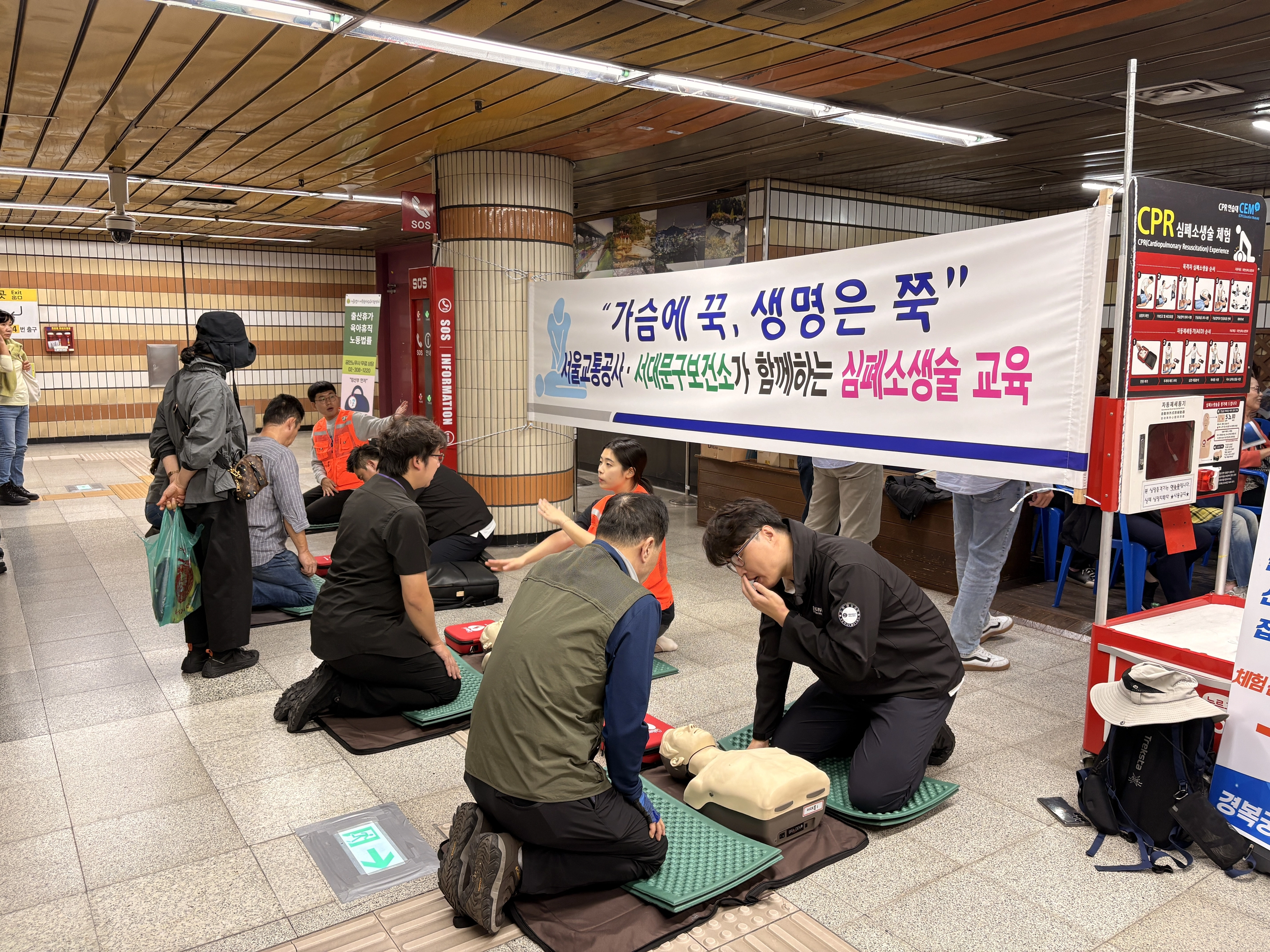 교육에 직접 참여한 문성호 서울시의원(중앙 정좌한 검은 옷). 군 복무 시절 이후로 제대로 교육받는 것은 처음이라 매우 긴장했다고 전해진다.