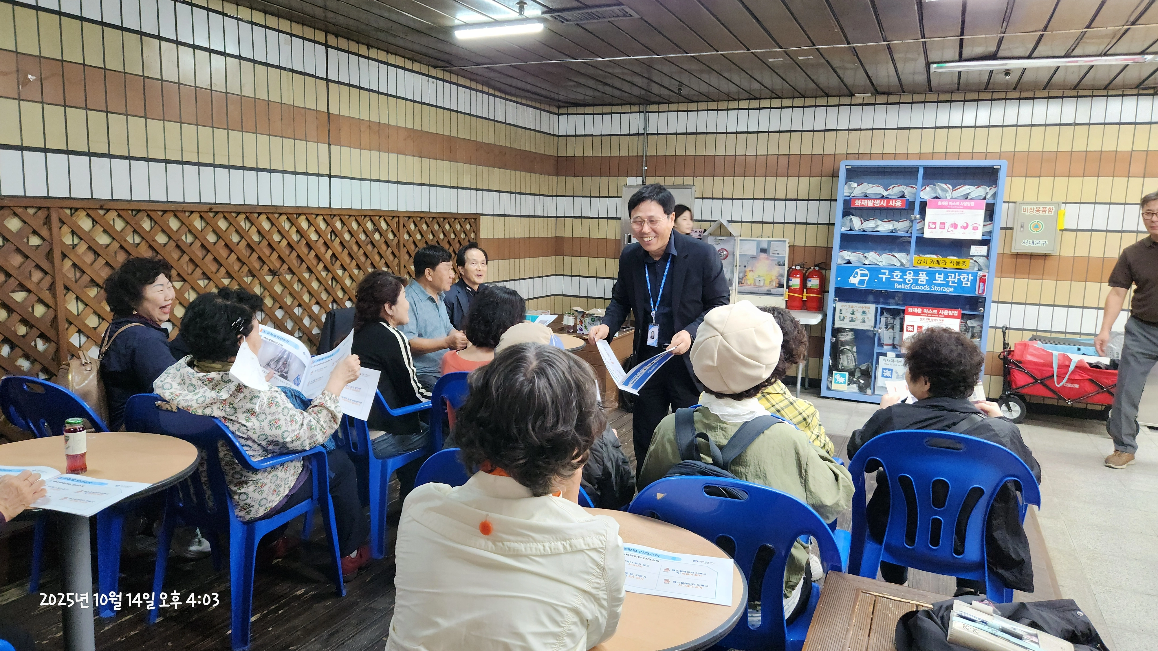 심폐소생술 교육을 받기 전, 전철 및 역사 이용 안전 교육을 함께하고 있는 은평구 녹번종합사회복지관 이용 시민들의 모습이다.