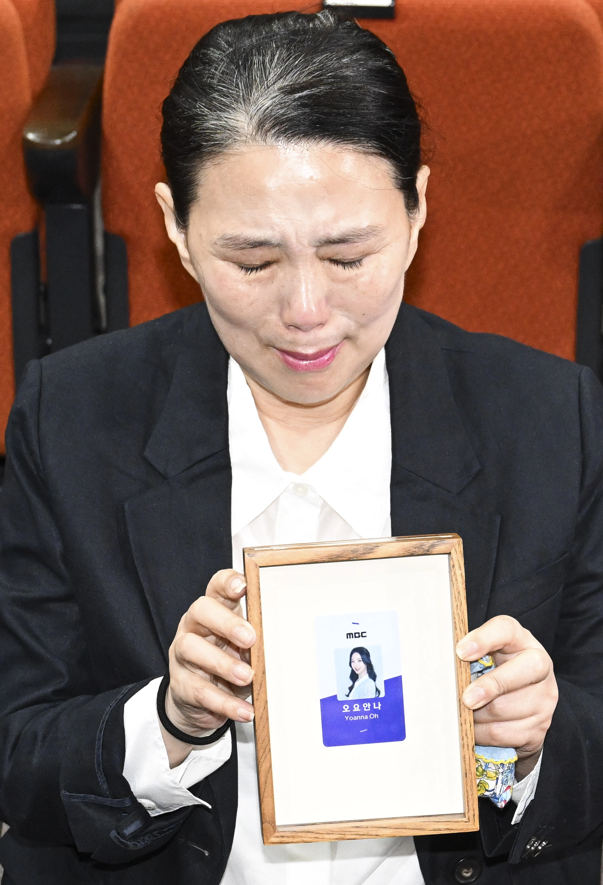 숨진 MBC 기상캐스터 고 오요안나 씨의 어머니 장연미씨가  15일 서울 마포구 MBC에서 열린 고 오요안나 기상캐스터 관련 대국민 기자회견에서 고 오요안나 씨의 명예 사원증을 들어보이며 눈물을 흘리고 있다. 2025.10.15 이지훈 기자