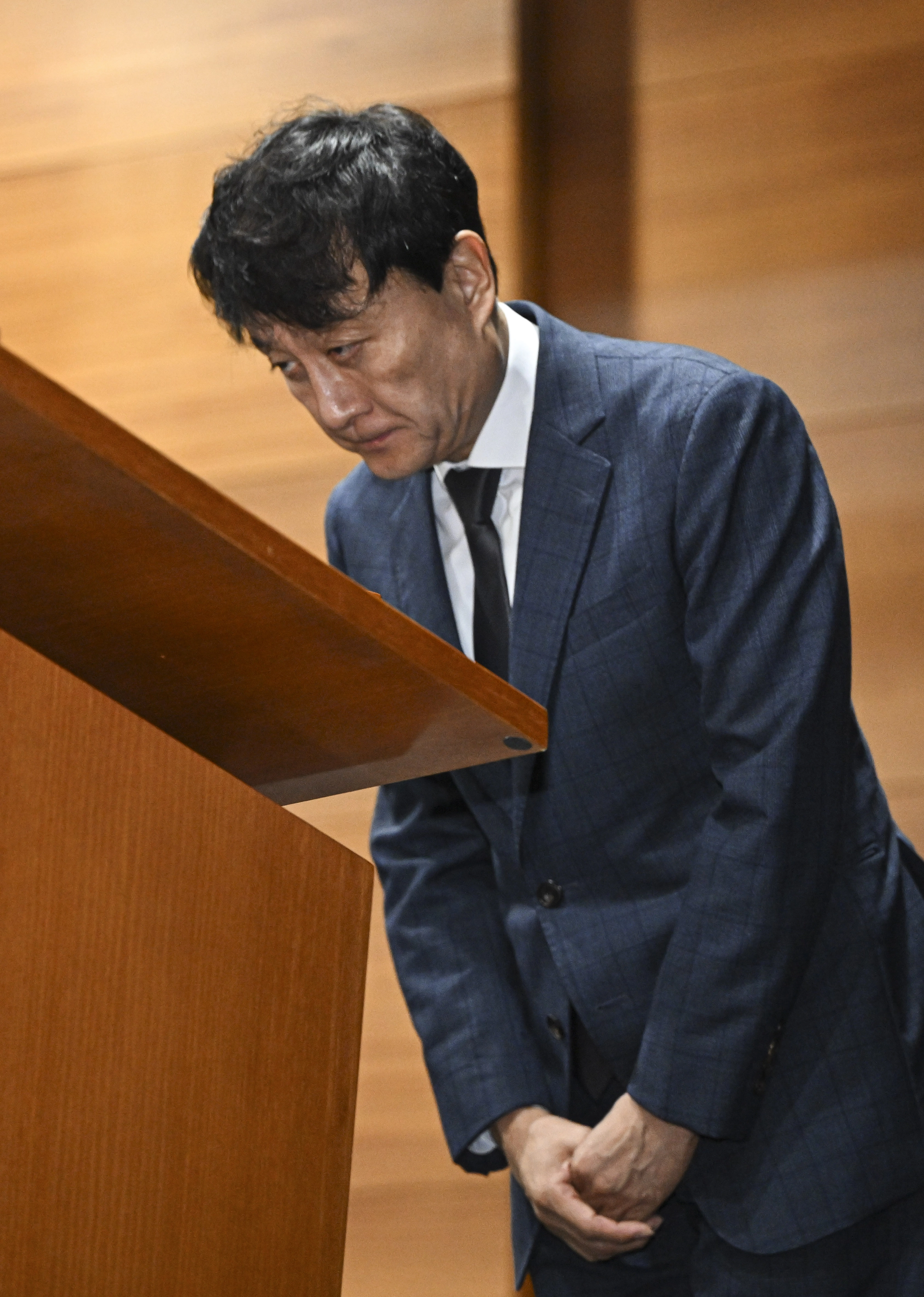 안형준 MBC 사장이 15일 서울 마포구 MBC에서 열린 고 오요안나 기상캐스터 관련 대국민 기자회견에서 사과하고 있다. 2025.10.15 이지훈 기자