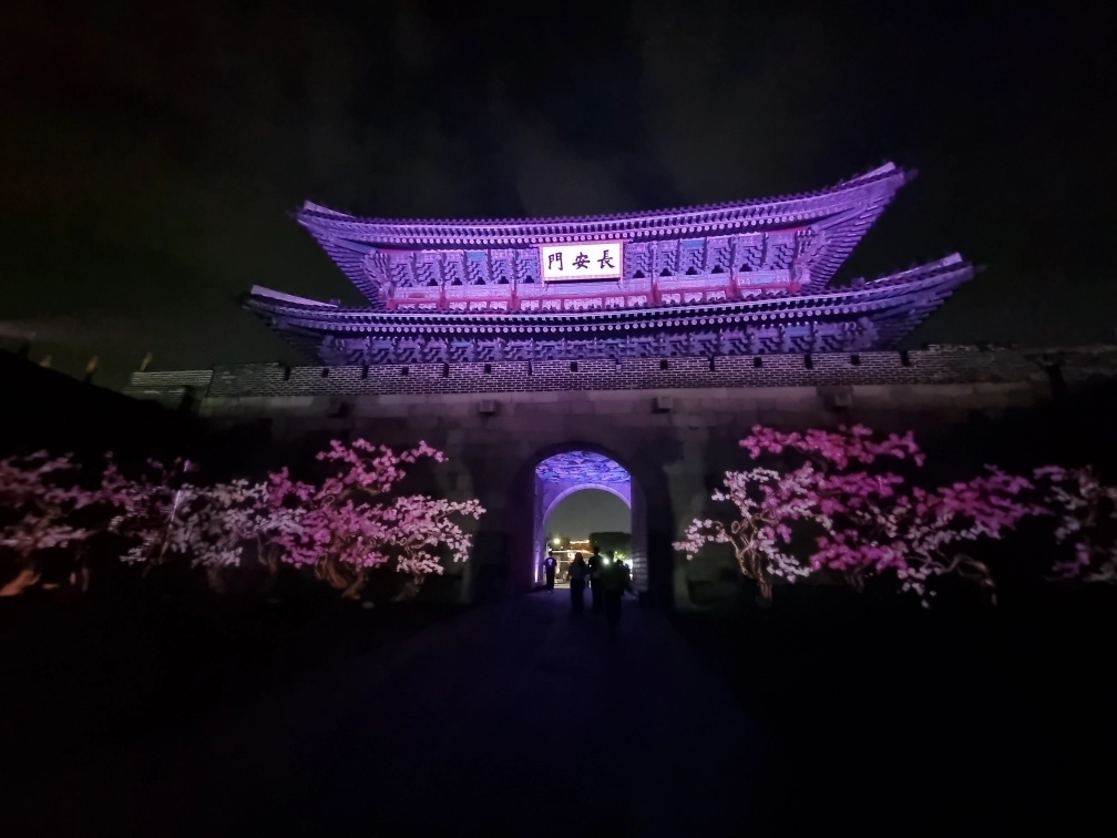 수원화성 장안문 성벽에 비친 미디어아트(수원시 제공)