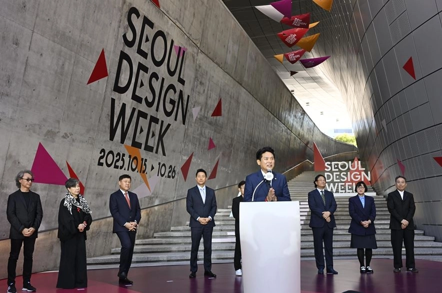 15일 DDP 아트홀에서 열린 ‘서울디자인위크(Seoul Design Week)’ 개막식에 참석해 축사하는 김길영 위원장