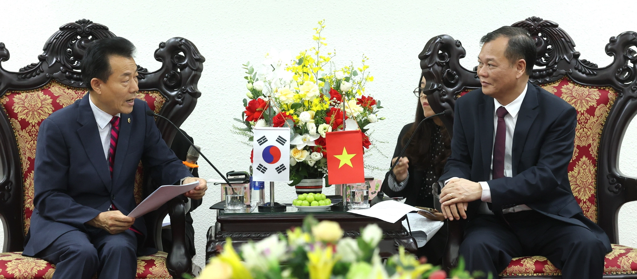 김성수 의원(친선연맹 회장)이 레 꾸옥 찐 닌빈성 인민의회 의장과 면담하며 경제·관광·농업 분야 실질 협력 방안을 논의하고 있다. (사진=경기도의회)