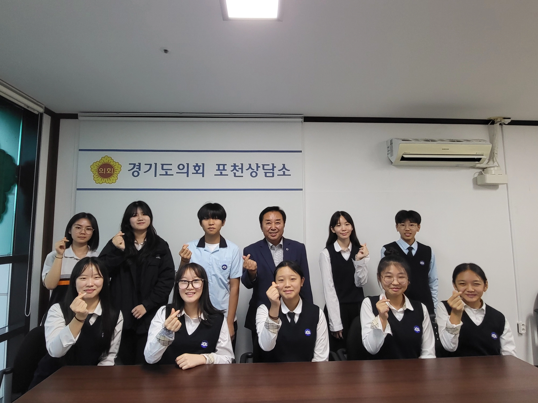 김성남 의원이 포천상담소를 찾은 갈월중학교 신문부 학생들과 ‘농업의 미래’를 주제로 소통의 시간을 갖고 기념촬영을 하고 있다. (사진=경기도의회)