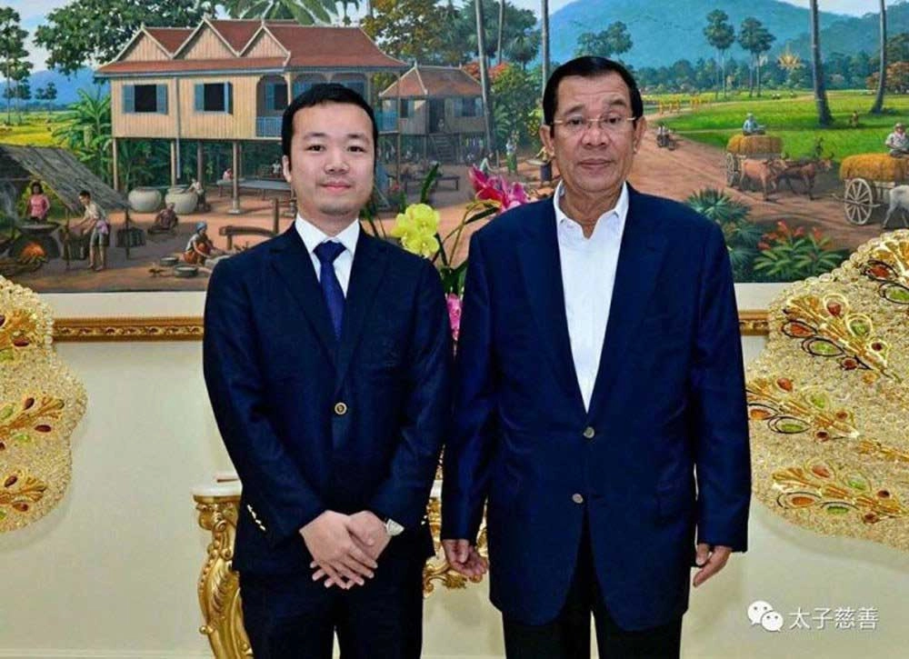 캄보디아 범죄 조직 프린스 그룹 설립자 천즈(왼쪽) 회장이 2020년 당시 훈 센 캄보디아 총리와 함께 찍은 사진. 출처: 프린스 그룹 홈페이지