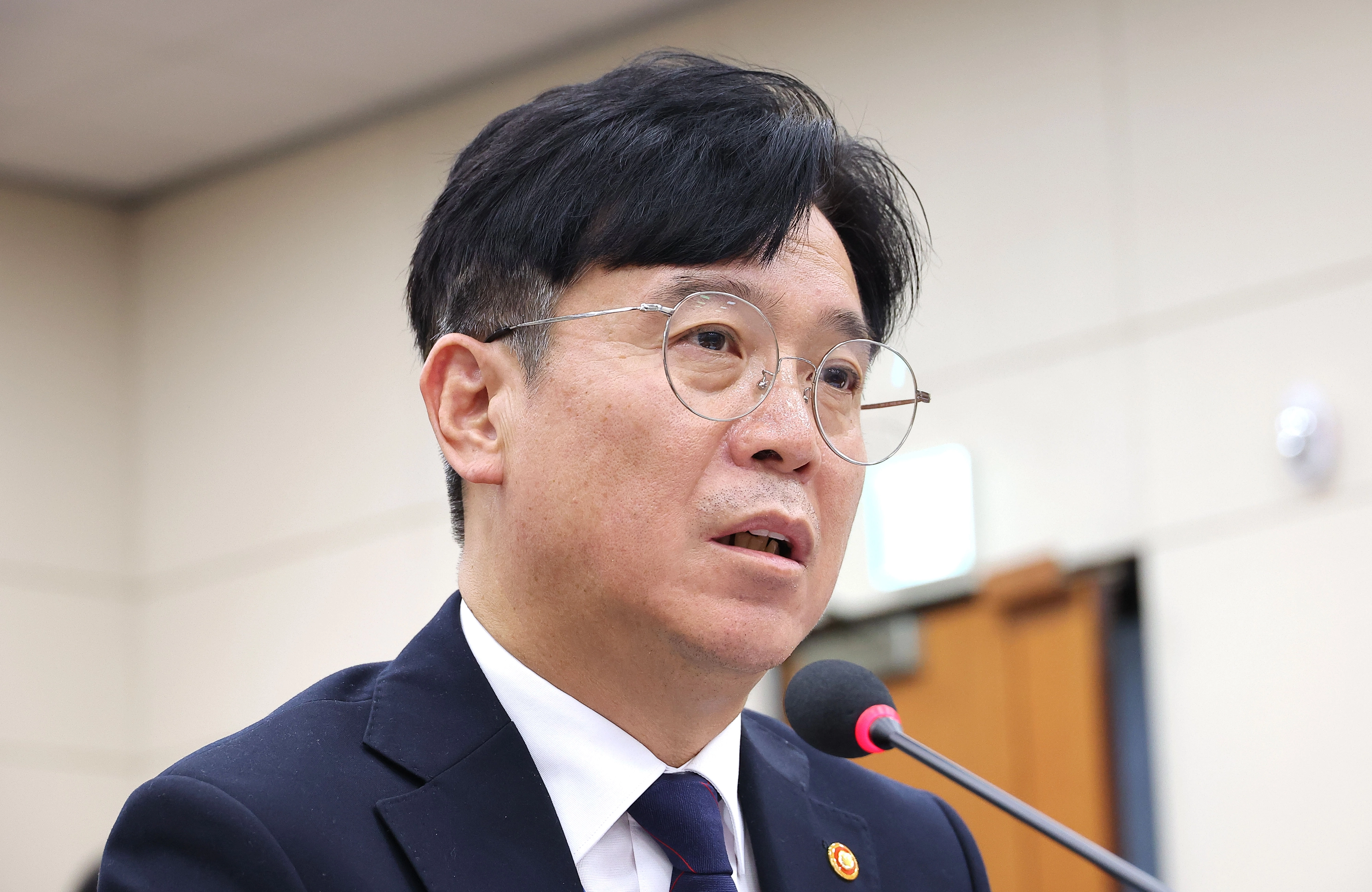 김영훈 고용노동부 장관이 15일 서울 여의도 국회에서 열린 고용노동부에 대한 기후에너지환경고용노동위원회 국정감사에 참석해 의원 질의에 답변하고 있다. 2025.10.15 연합뉴스