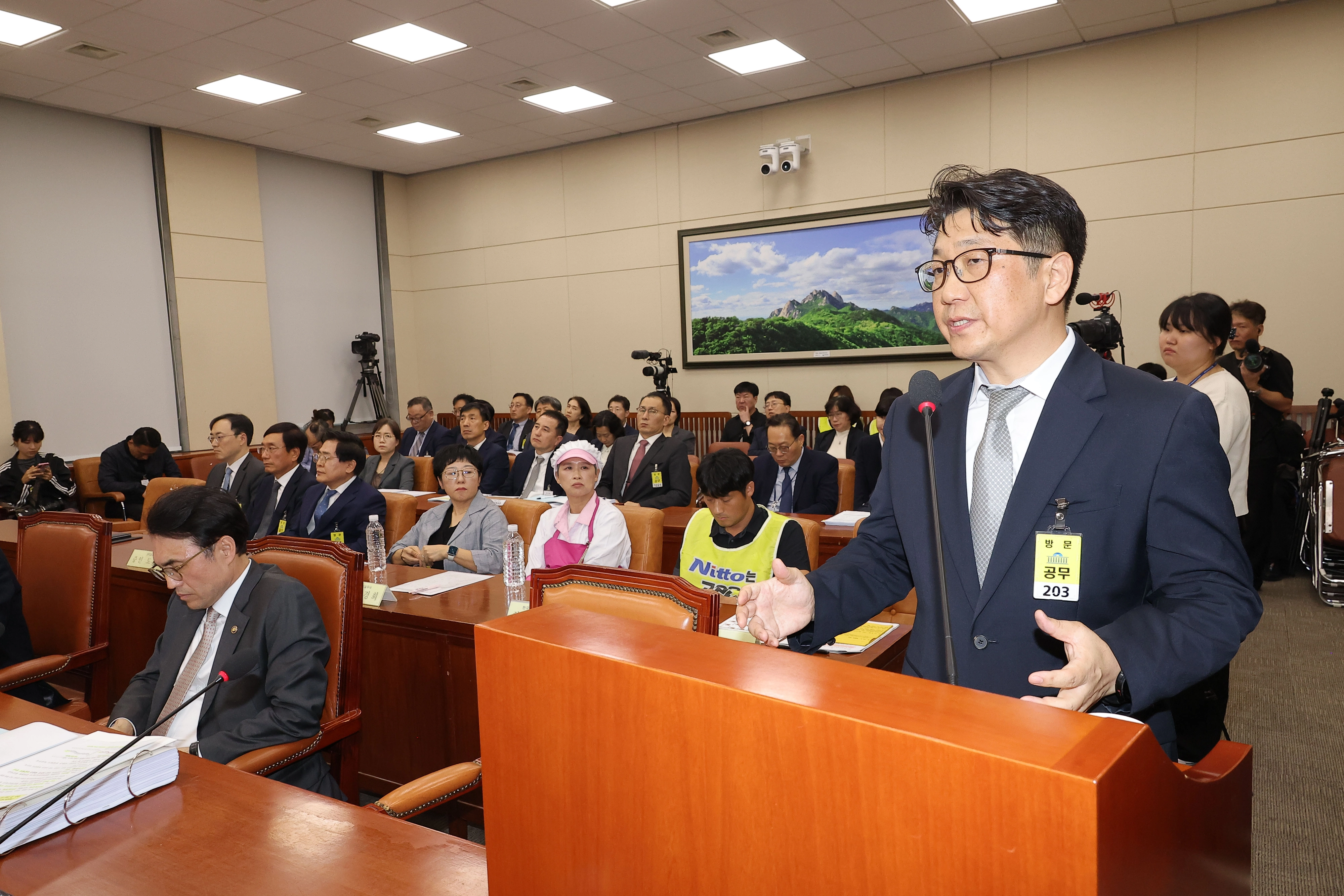 15일 서울 여의도 국회에서 열린 고용노동부에 대한 기후에너지환경고용노동위원회 국정감사에 참고인 신분으로 출석한 문지석 검사가 쿠팡풀필먼트서비스(CFS) 관련 질의에 답변하고 있다. 2025.10.15 연합뉴스
