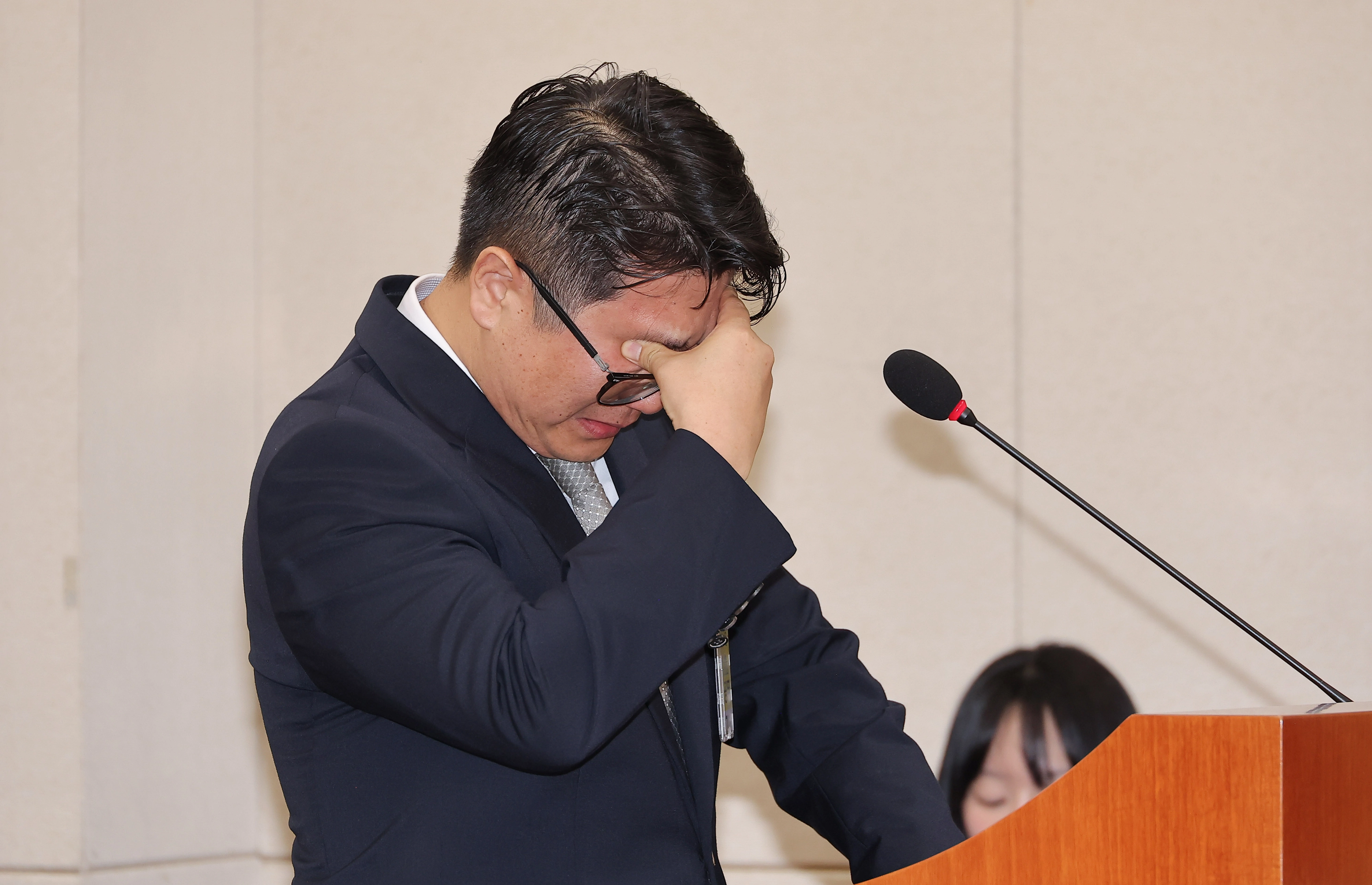 15일 서울 여의도 국회에서 열린 고용노동부에 대한 기후에너지환경고용노동위원회 국정감사에 참고인 신분으로 출석한 문지석 검사가 쿠팡풀필먼트서비스(CFS) 관련 질의에 답변 중 눈물을 흘리고 있다. 2025.10.15 연합뉴스