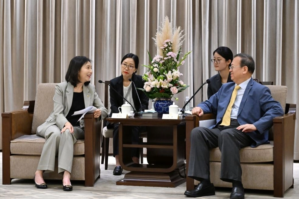 최호정 의장이 상하이시인대 부주임과 면담하고 있다.