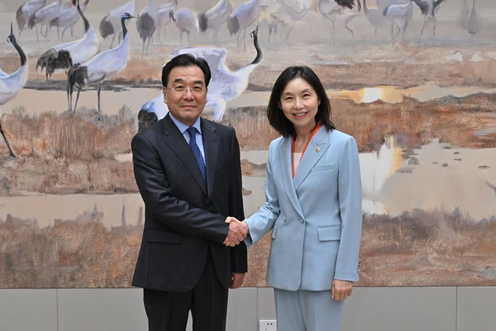 최호정 의장이 장쑤성 당서기와 MOU 체결 후 악수하고 있다.