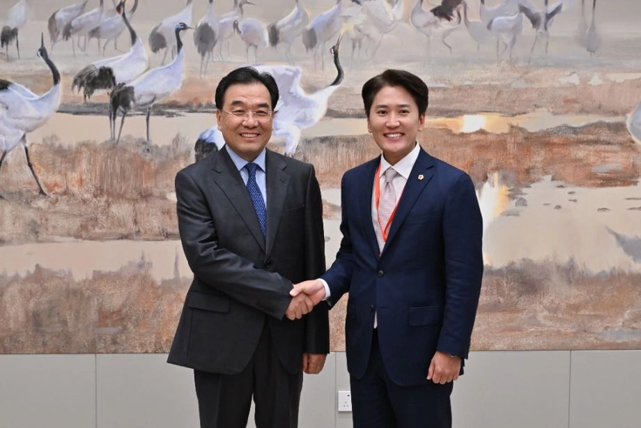 이민석 의원이 장쑤성 당서기와 악수하고 있다.