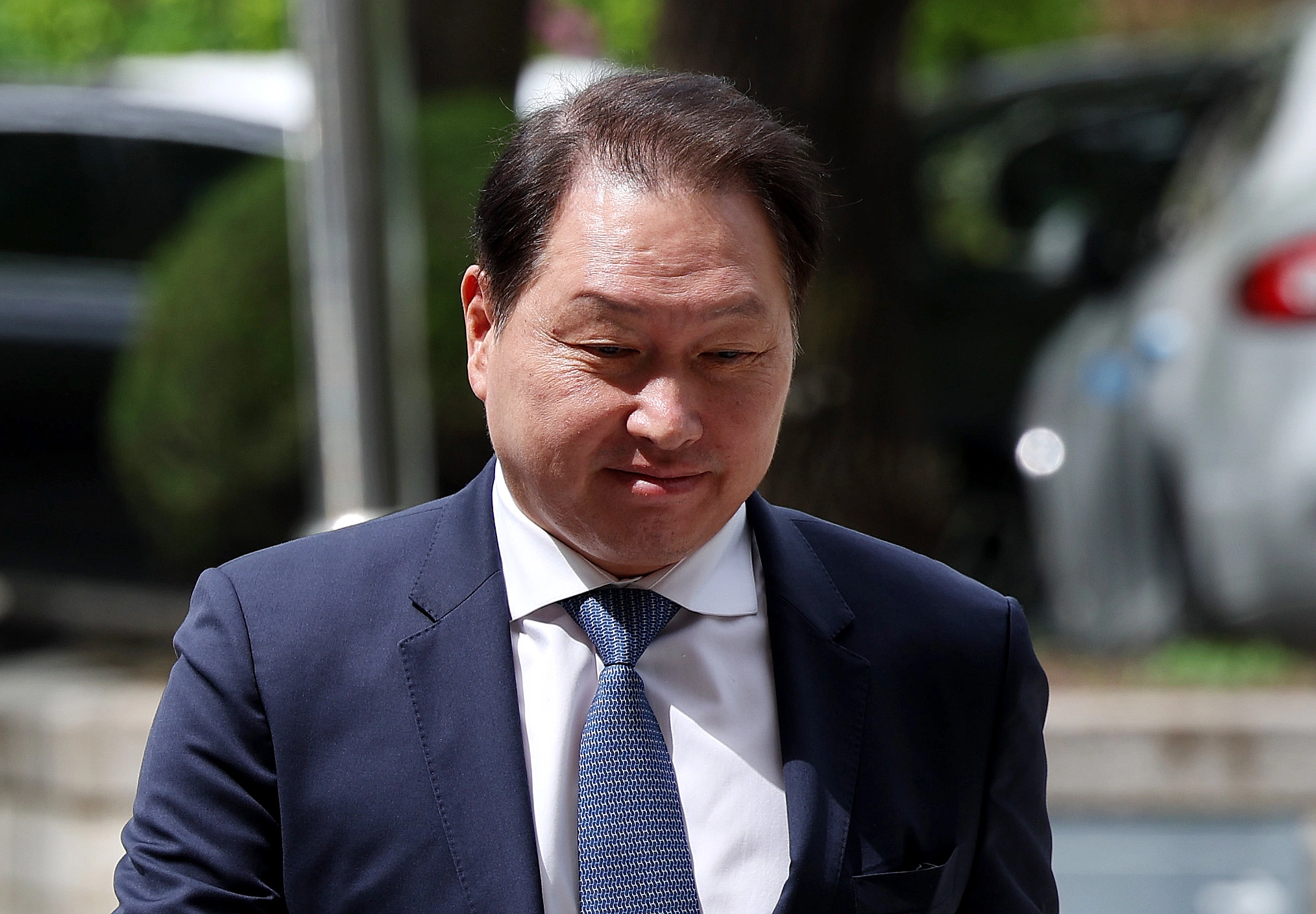 법원 향하는 최태원  최태원 SK그룹 회장이 16일 오후 서울 서초구 고등법원에서 열린 노소영 아트센터 나비 관장과의 이혼 관련 항소심 변론기일에 출석하고 있다. 2024.4.16/뉴스1