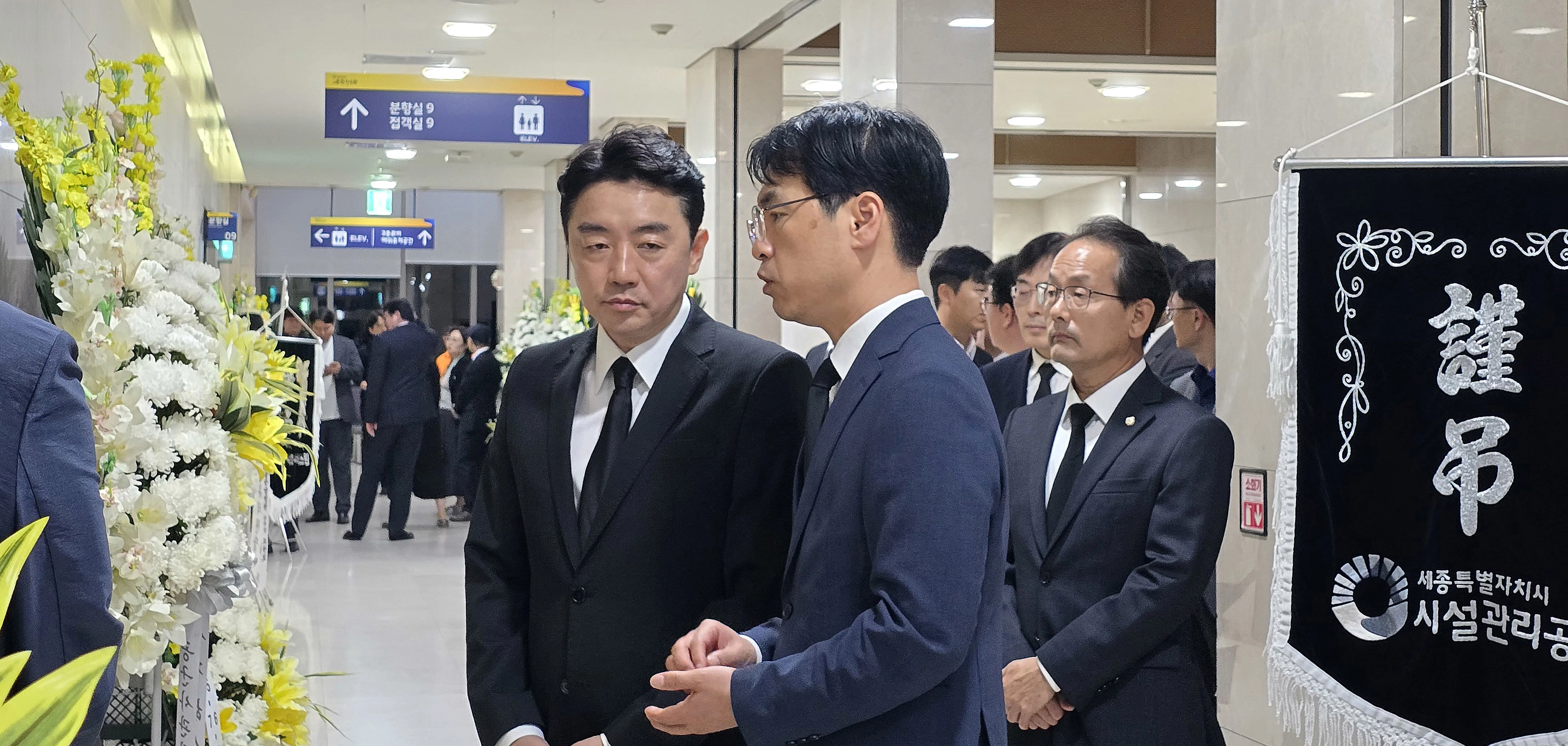 (세종=뉴스1)  장동열 기자 = 강훈식 대통령 비서실장이 3일 세종 은하수공원 장례식장에 마련된 국가전산망 담당 행정안전부 공무원 A씨 빈소를 조문하고 있다. 2025.10.3/뉴스1