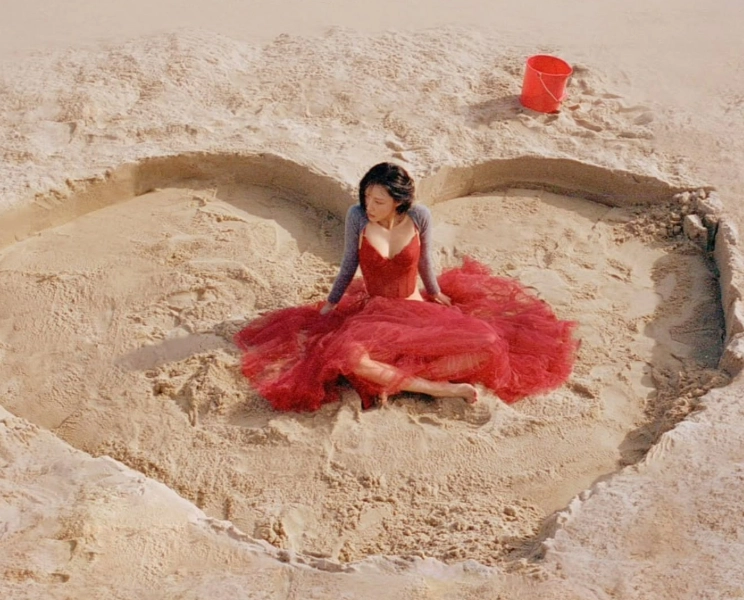 노래 ‘Good Goodbye’를 발매하며 컴백한 화사. 피네이션 제공