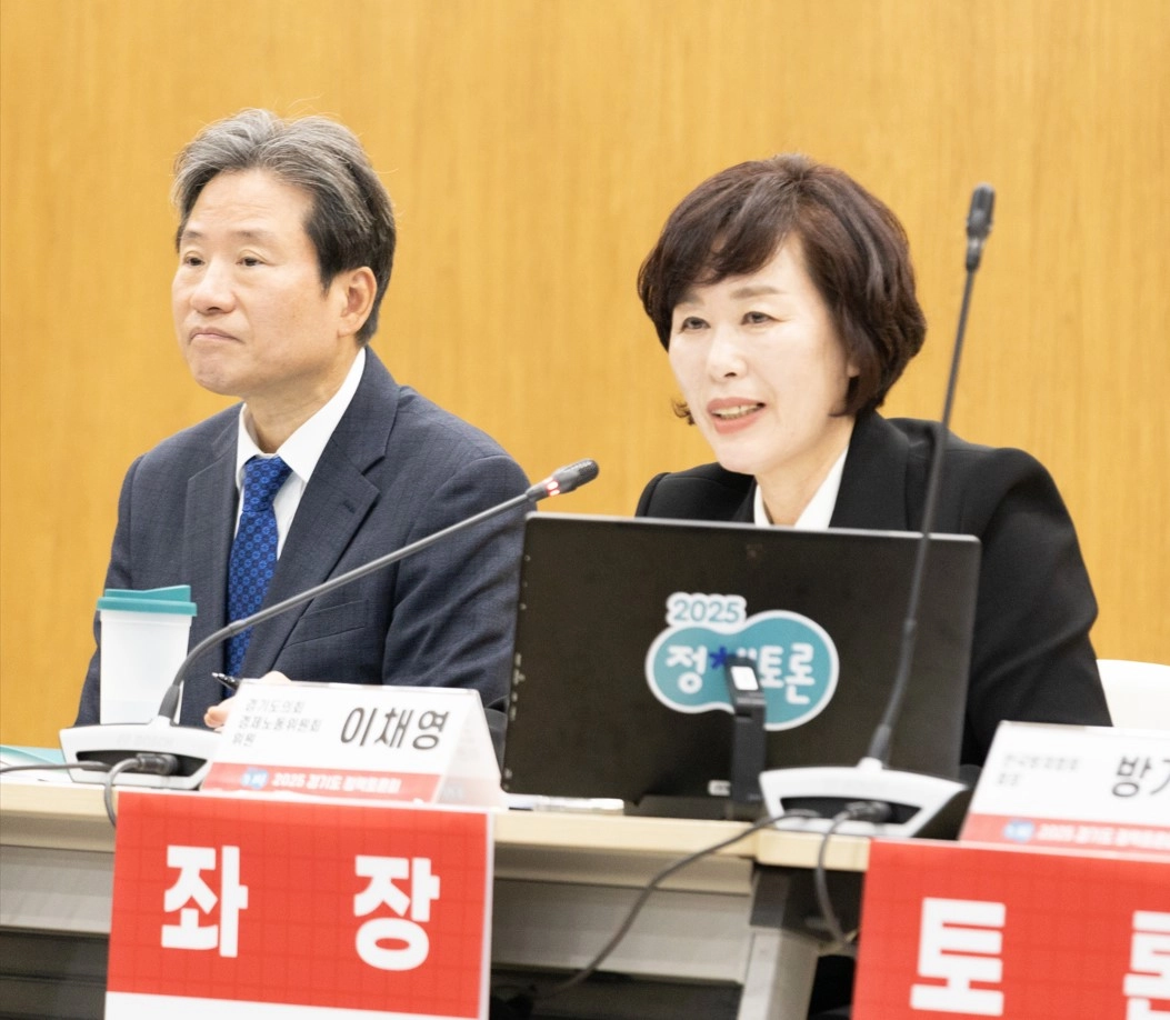 ‘경기도 산불예방 및 무인진화 방안을 위한 정책토론회’에서 좌장을 맡은 이채영 의원이 토론을 진행하고 있다. (사진=경기도의회)