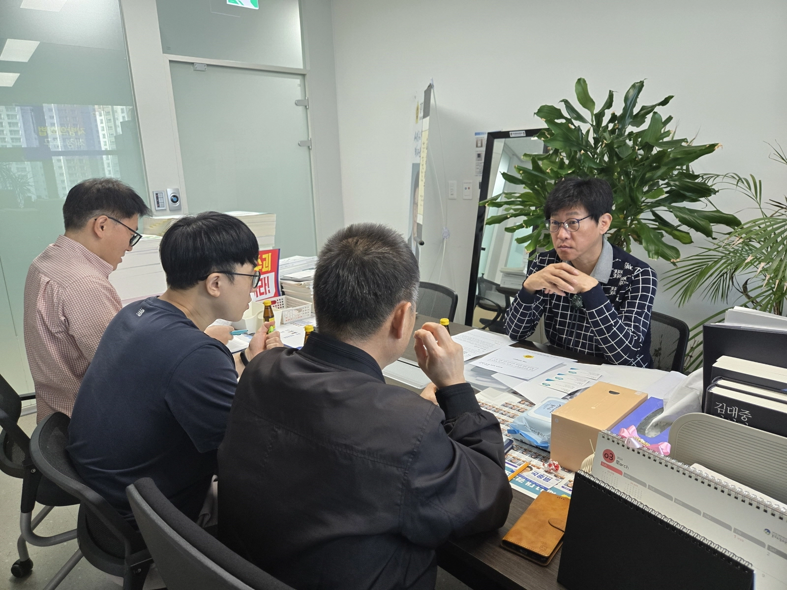 국중범 의원이 16일 도의회 의원실에서 경기도 도시주택실 공간전략과장 및 담당자들과 함께 성남 원도심 지역난방 열원부지 확보 개발제한구역 해제 및 대체방안을 논의하고 있다. (사진=경기도의회)