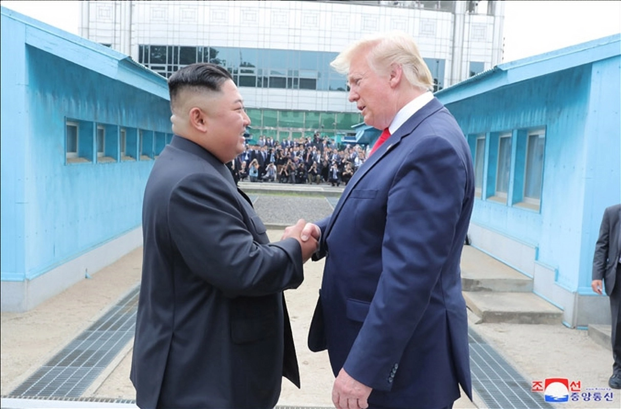 김정은 북한 국무위원장과 도널드 트럼프 미국 대통령이 6월 30일 판문점에서 만났다고 조선중앙통신이 1일 보도했다. 사진은 중앙통신이 홈페이지에 공개한 것으로, 미국 대통령으로는 사상 처음으로 군사분계선(MDL)을 넘은 트럼프 대통령이 판문점 북측 지역에서 김정은 국무위원장과 악수하는 모습. 2019.7.1 조선중앙통신 연합뉴스