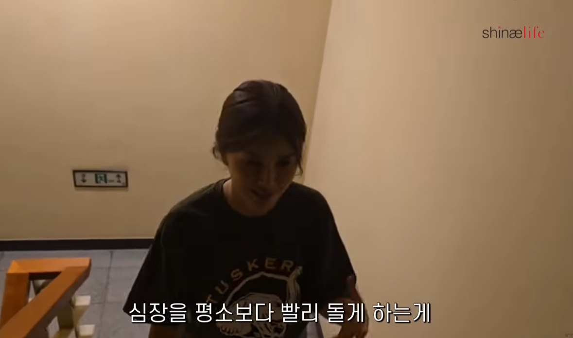 배우 신애라(56)가 헬스장 대신 아파트 계단을 활용해 건강과 몸매를 유지하는 일상을 공개해 화제다. 유튜브 채널 ‘신애라이프’ 캡처