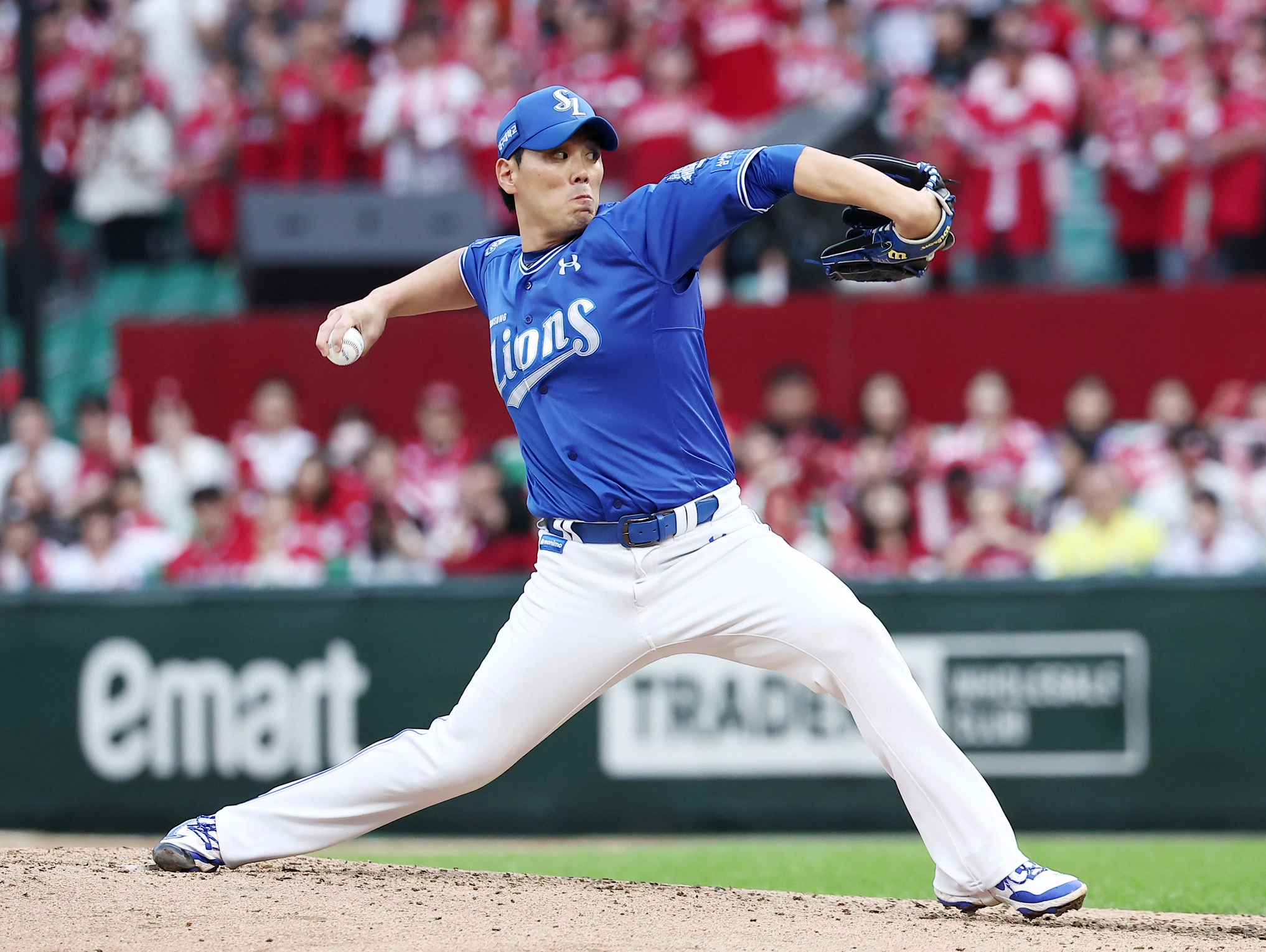 삼성 라이온즈 김재윤이 11일 인천 SSG 랜더스필드에서 열린 2025 KBO 준플레이오프 2차전 SSG 랜더스와의 원정 경기에서 공을 던지고 있다. 뉴스1
