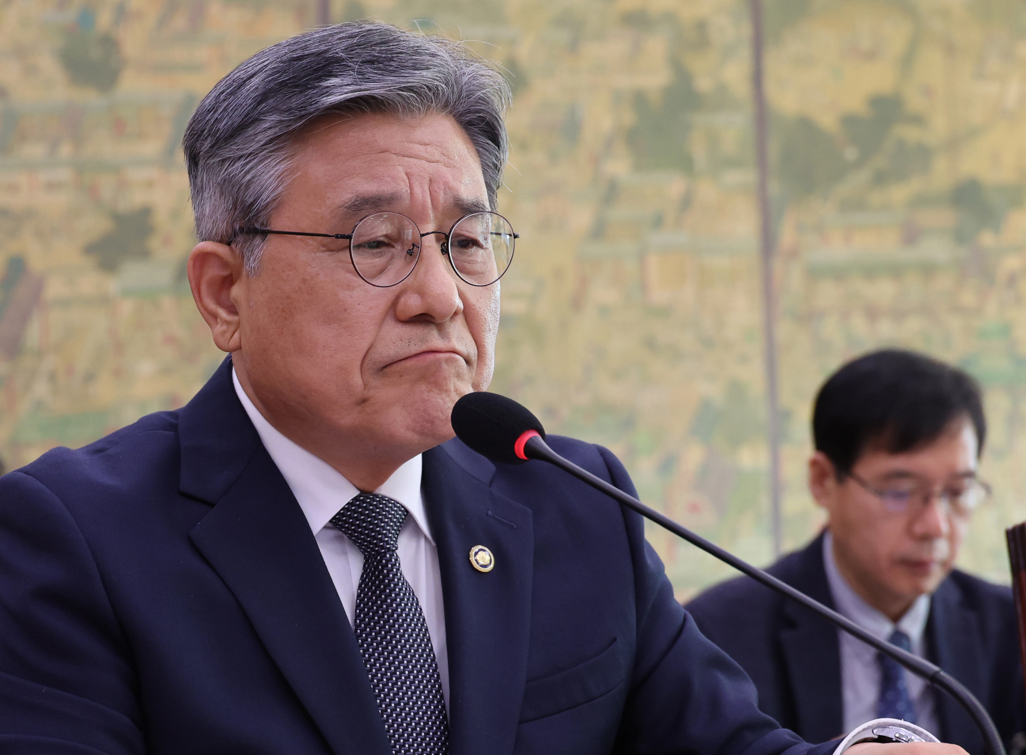국감 질의 듣는 허민 국가유산청장  허민 국가유산청장이 16일 서울 여의도 국회에서 열린 2025년도 국가유산청 등에 대한 문화체육관광위원회 국정감사에서 의원들의 이야기를 듣고 있다.
연합뉴스