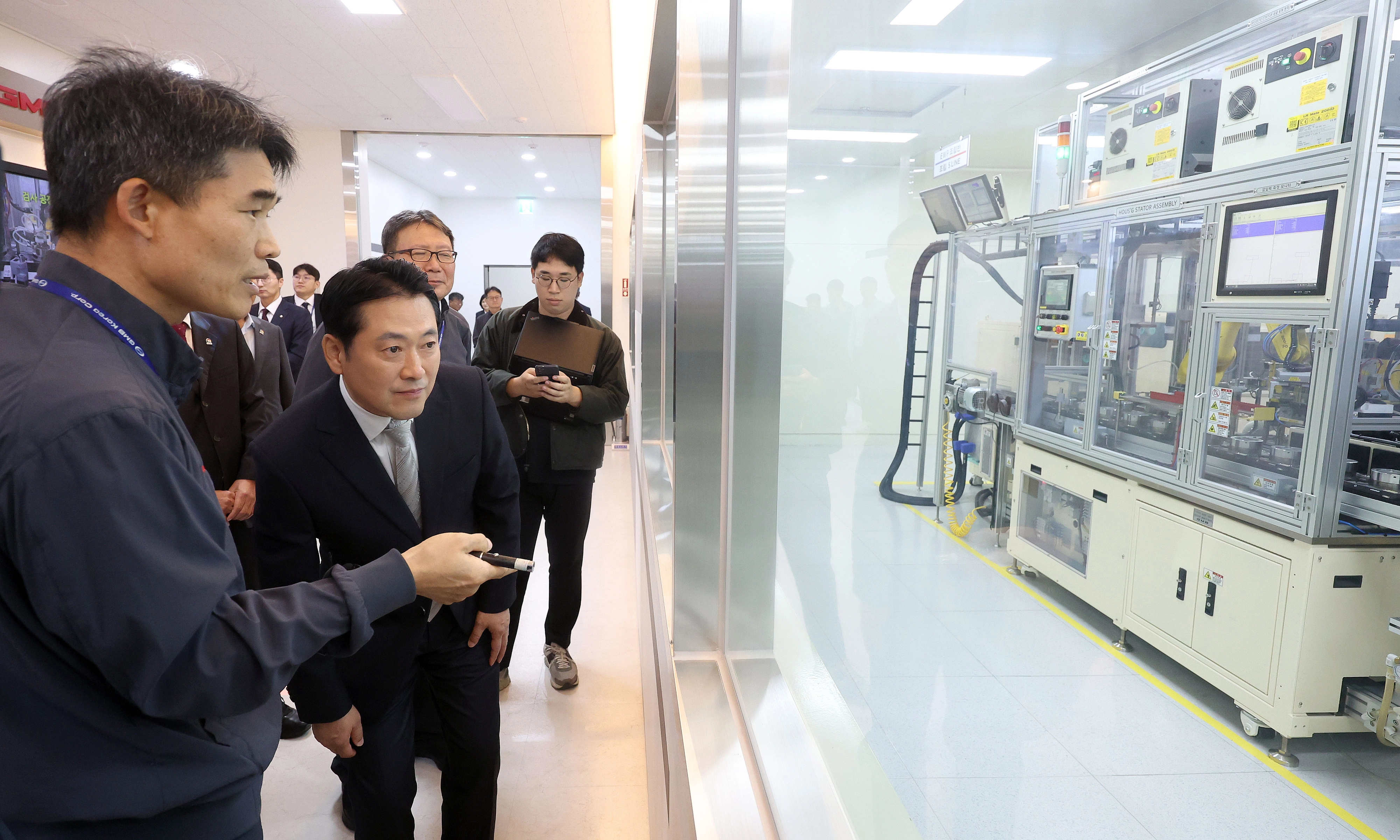 시설 둘러보는 장동혁  국민의힘 장동혁 대표가 16일 오전 경남 창원시 성산구 지엠비(GMB) 코리아에서 열린 ‘미국 관세 정책 대응 수출기업 민생현장 간담회’에 앞서 공장 시설을 둘러보고 있다. 2025.10.16  연합뉴스