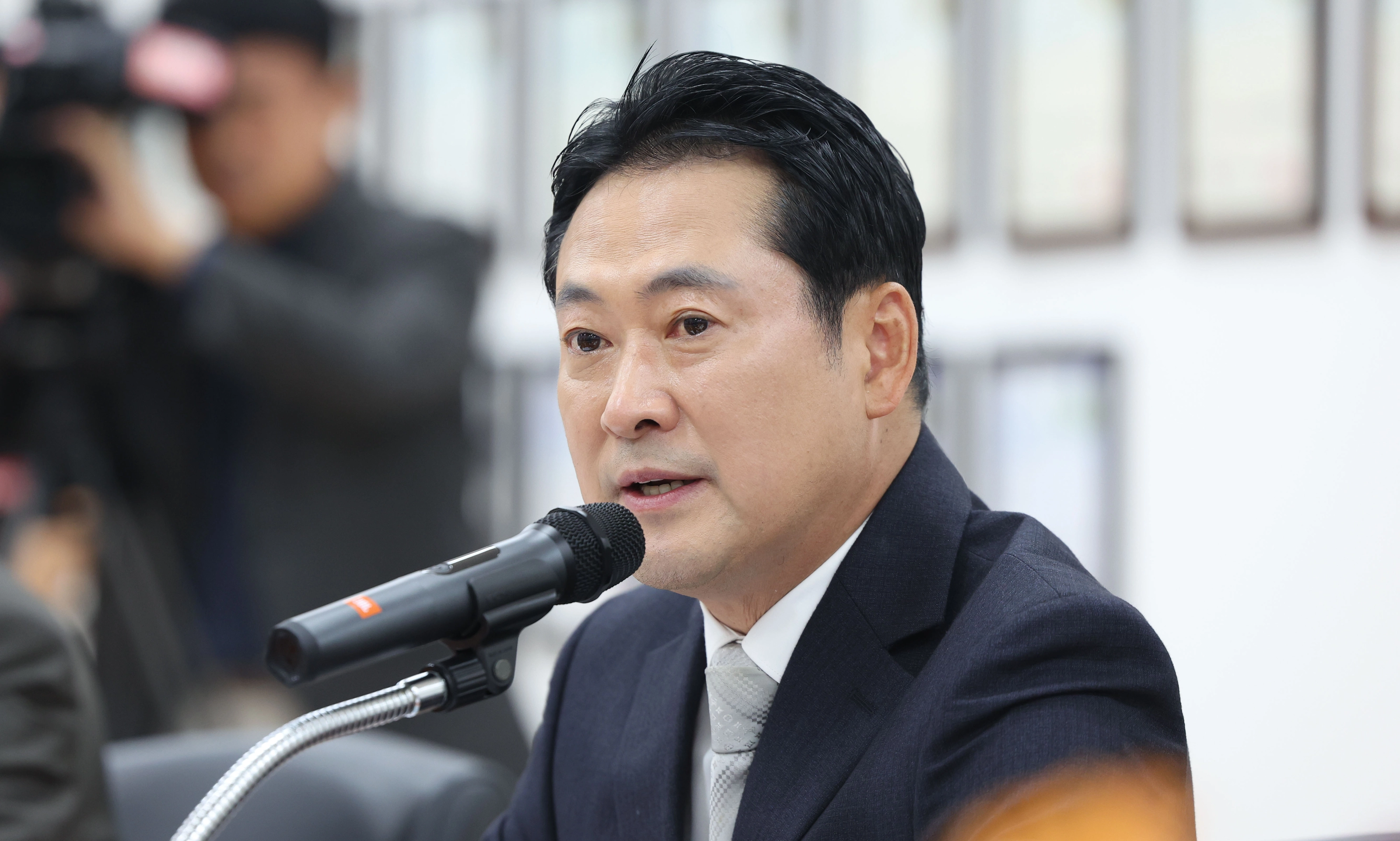 장동혁 대표, 미국 수출기업 간담회  국민의힘 장동혁 대표가 16일 오전 경남 창원시 성산구 지엠비(GMB) 코리아에서 열린 ‘미국 관세 정책 대응 수출기업 민생현장 간담회’에서 발언하고 있다. 2025.10.16 연합뉴스