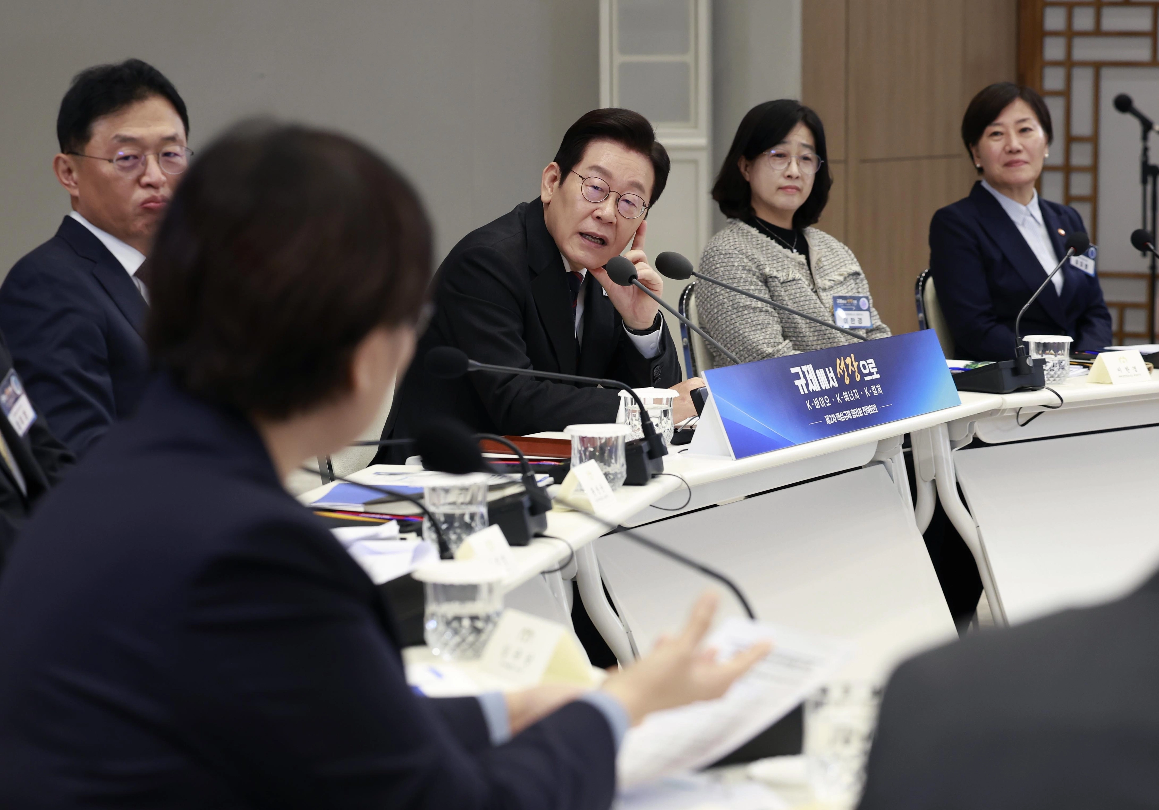 발언 듣는 李대통령  이재명 대통령이 16일 용산 대통령실 청사에서 제2차 핵심규제 합리화 전략회의를 주재하던 중 한 참석자의 발언을 듣고 있다.
뉴시스