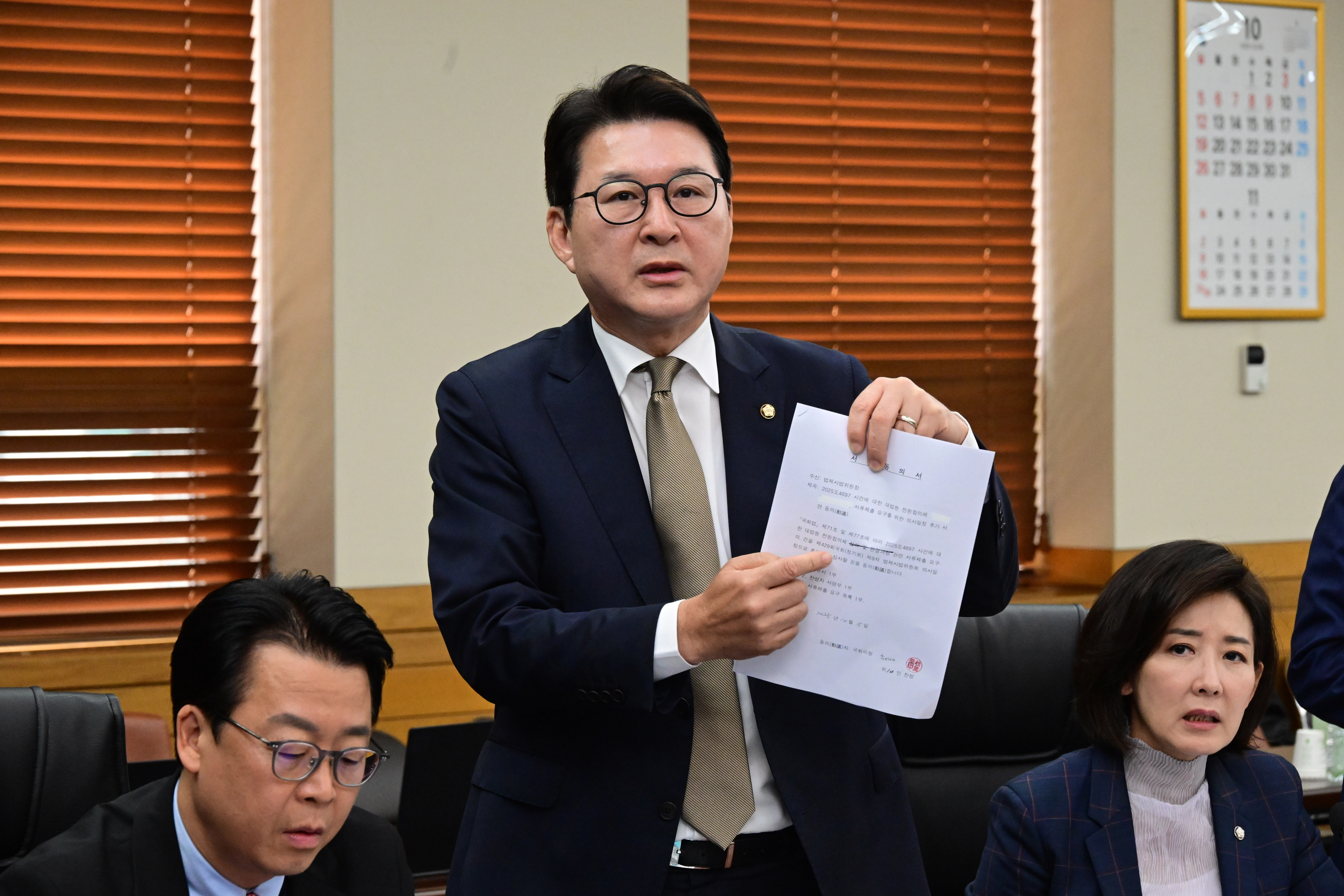 신동욱 국민의힘 의원이 15일 오전 서울 서초구 대법원에서 열린 전체회의에서 ‘이재명 대통령의 공직선거법위반 사건에 대한 대법원 전원합의체 관련 서류 제출 요구의 건’ 처리에 반발하고 있다. 2025.10.15 안주영 전문기자